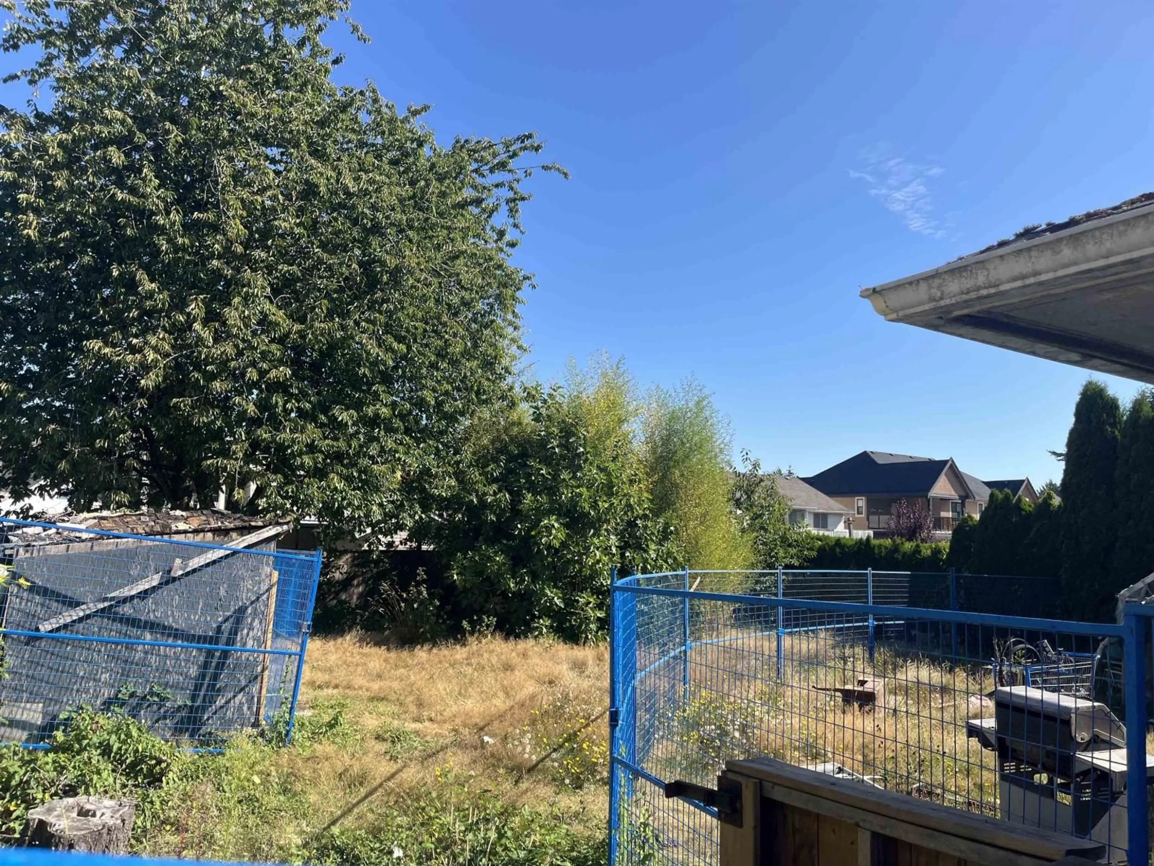 A pic from outside/outdoor area/front of a property/back of a property/a pic from drone, unknown for 12111 84 AVENUE, Surrey British Columbia V3W3G4