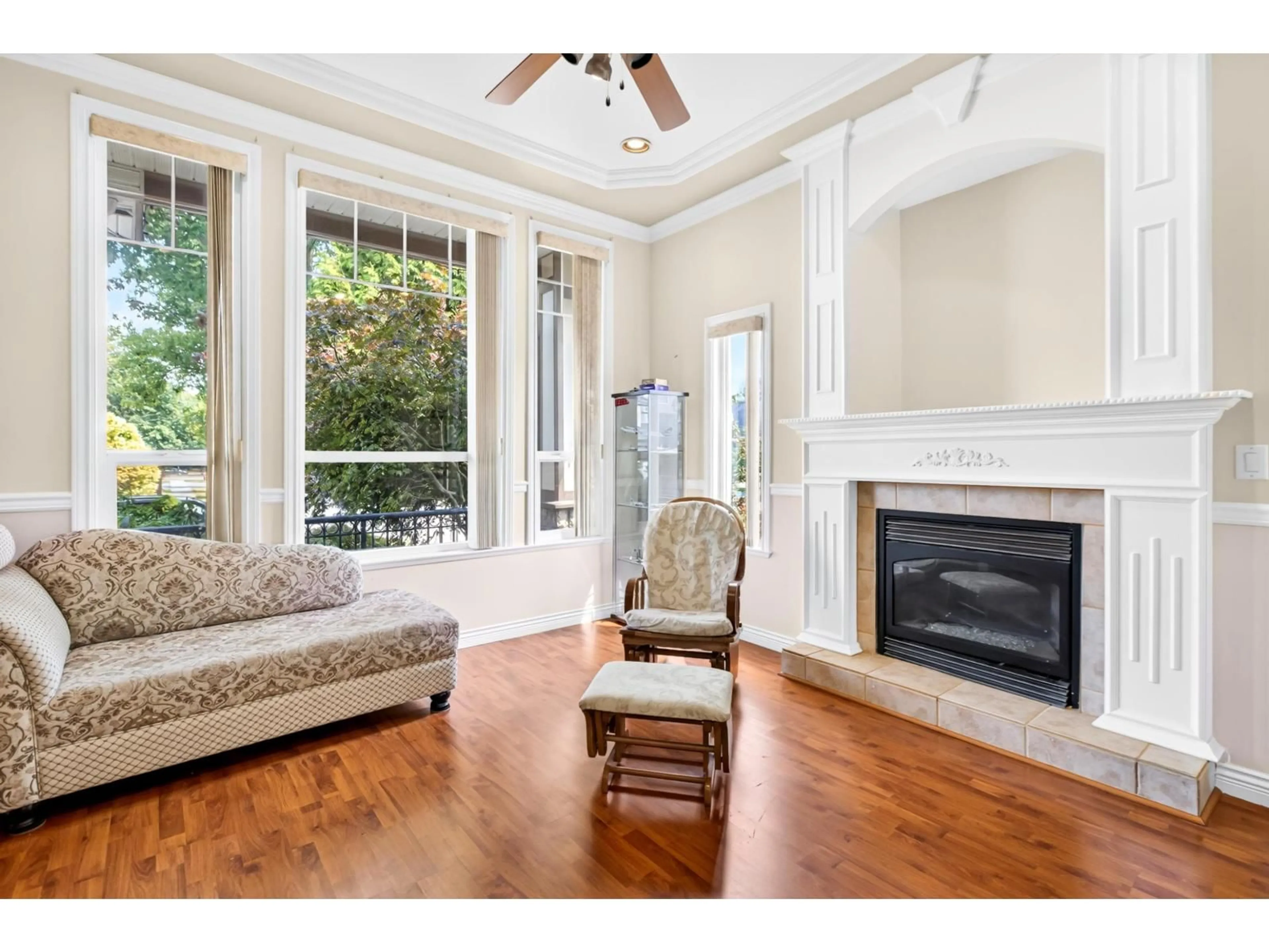 Living room with furniture, wood/laminate floor for 16688 63B AVENUE, Surrey British Columbia V3S0W4