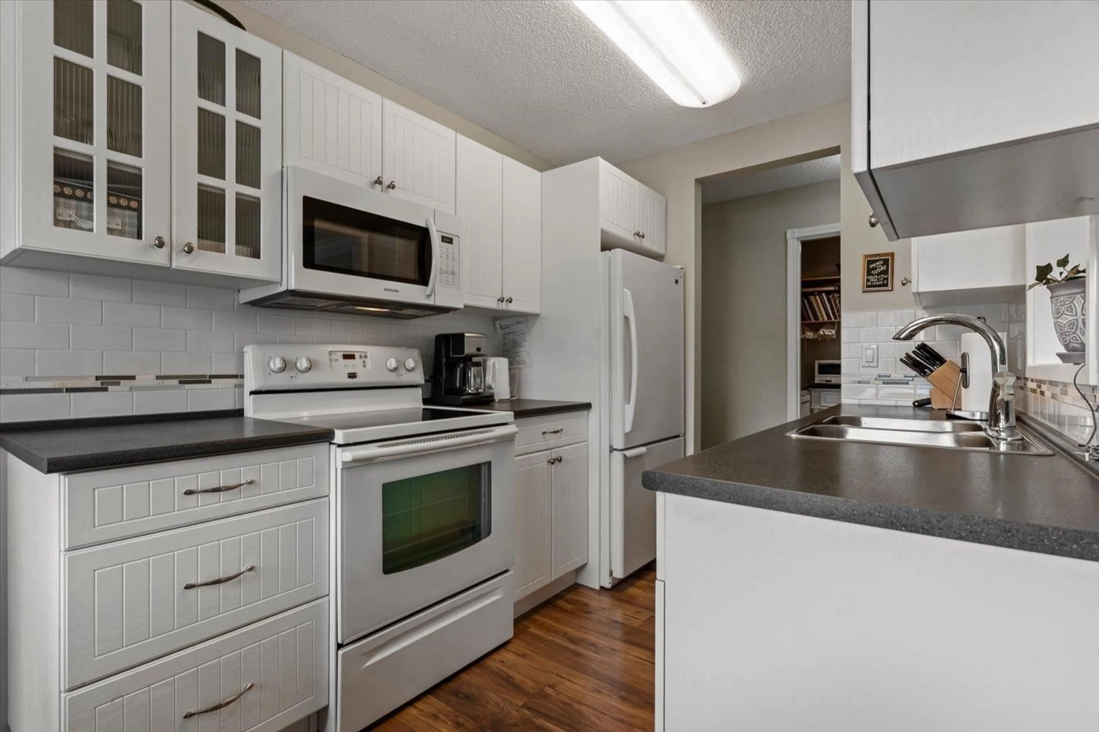 Standard kitchen, unknown for 303 - 9425 NOWELL STREET, Chilliwack British Columbia V2P4X8