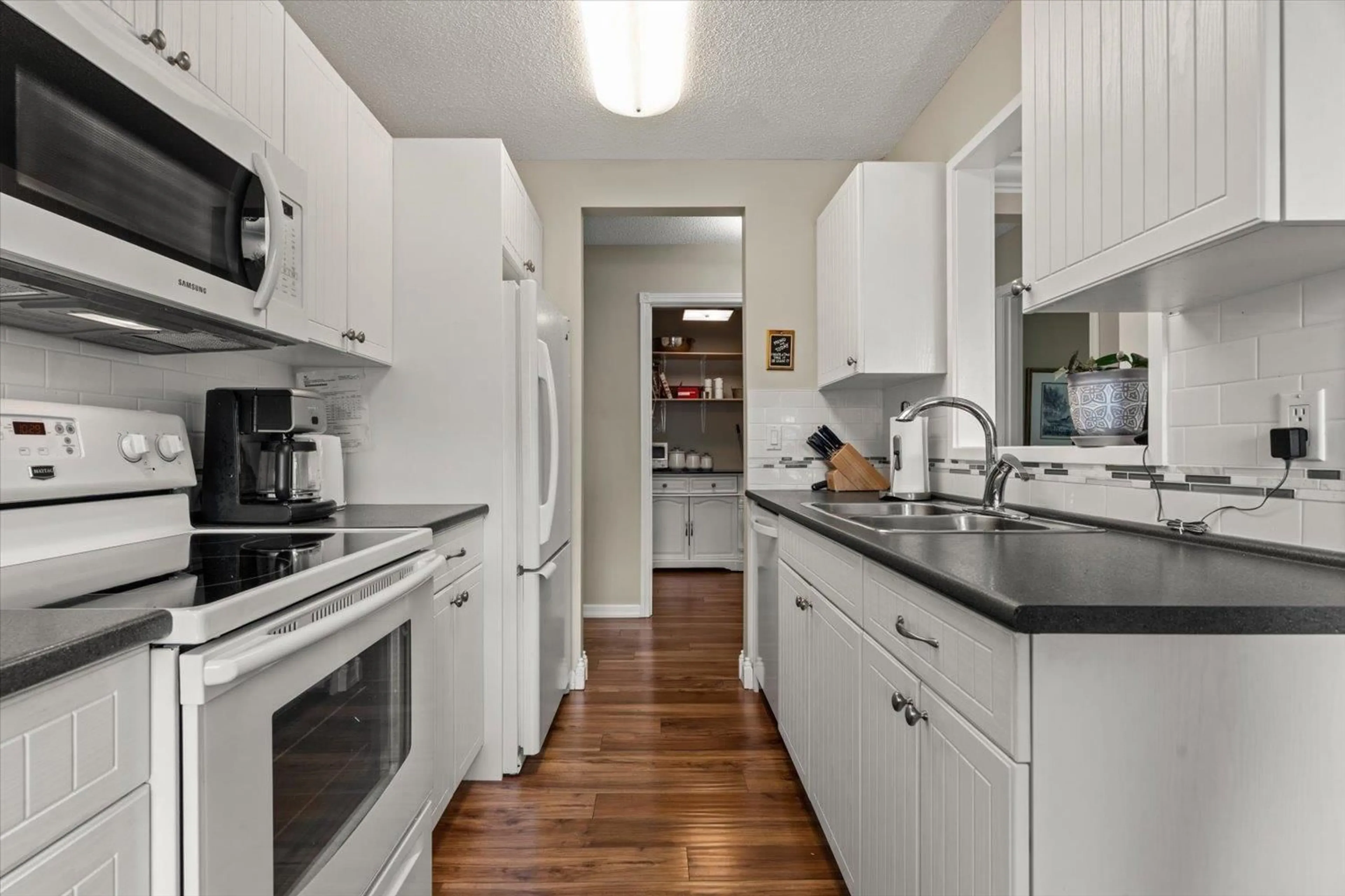 Standard kitchen, unknown for 303 - 9425 NOWELL STREET, Chilliwack British Columbia V2P4X8