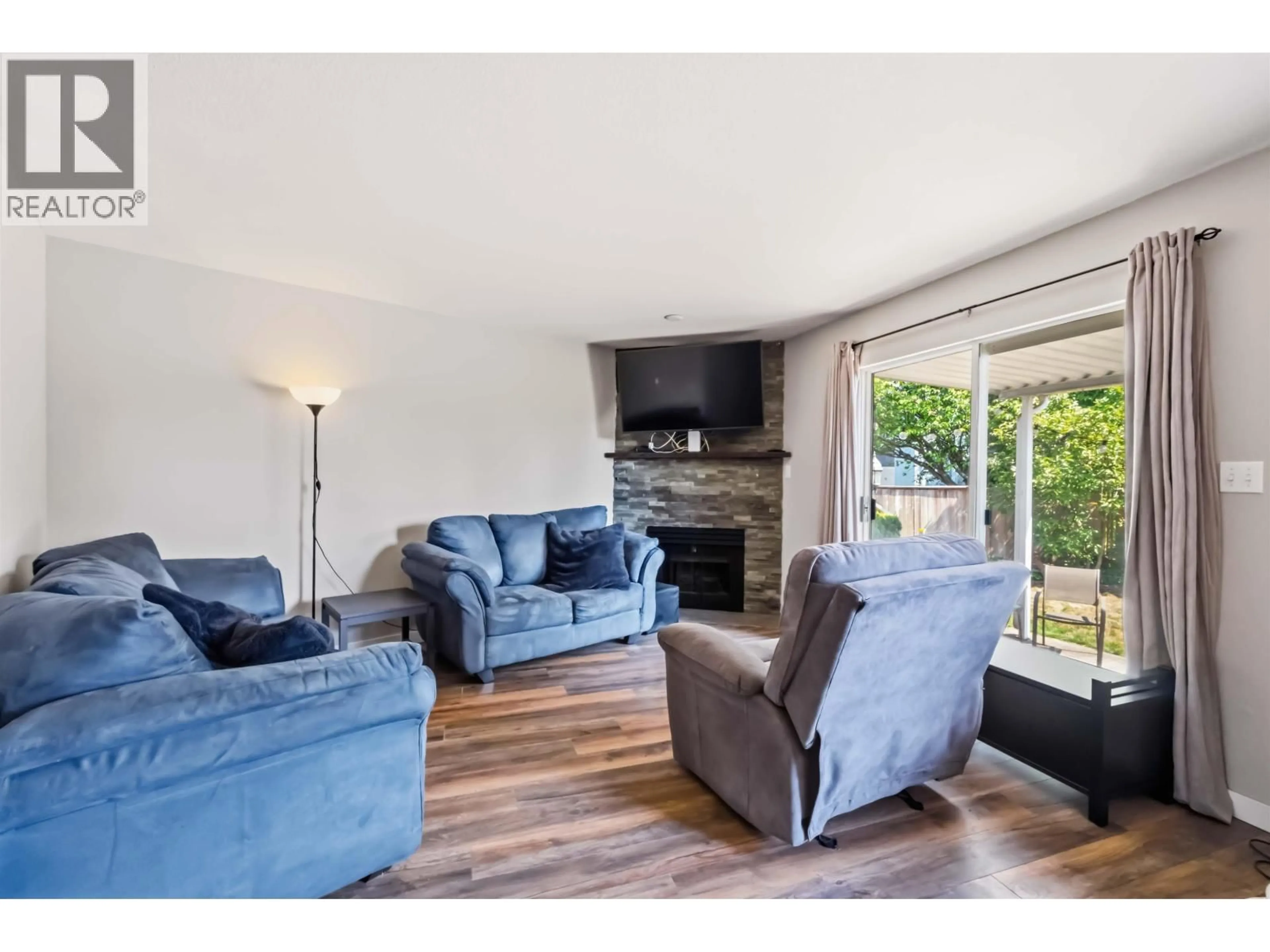 Living room with furniture, wood/laminate floor for 8 - 19240 119 AVENUE, Pitt Meadows British Columbia V3Y2E8