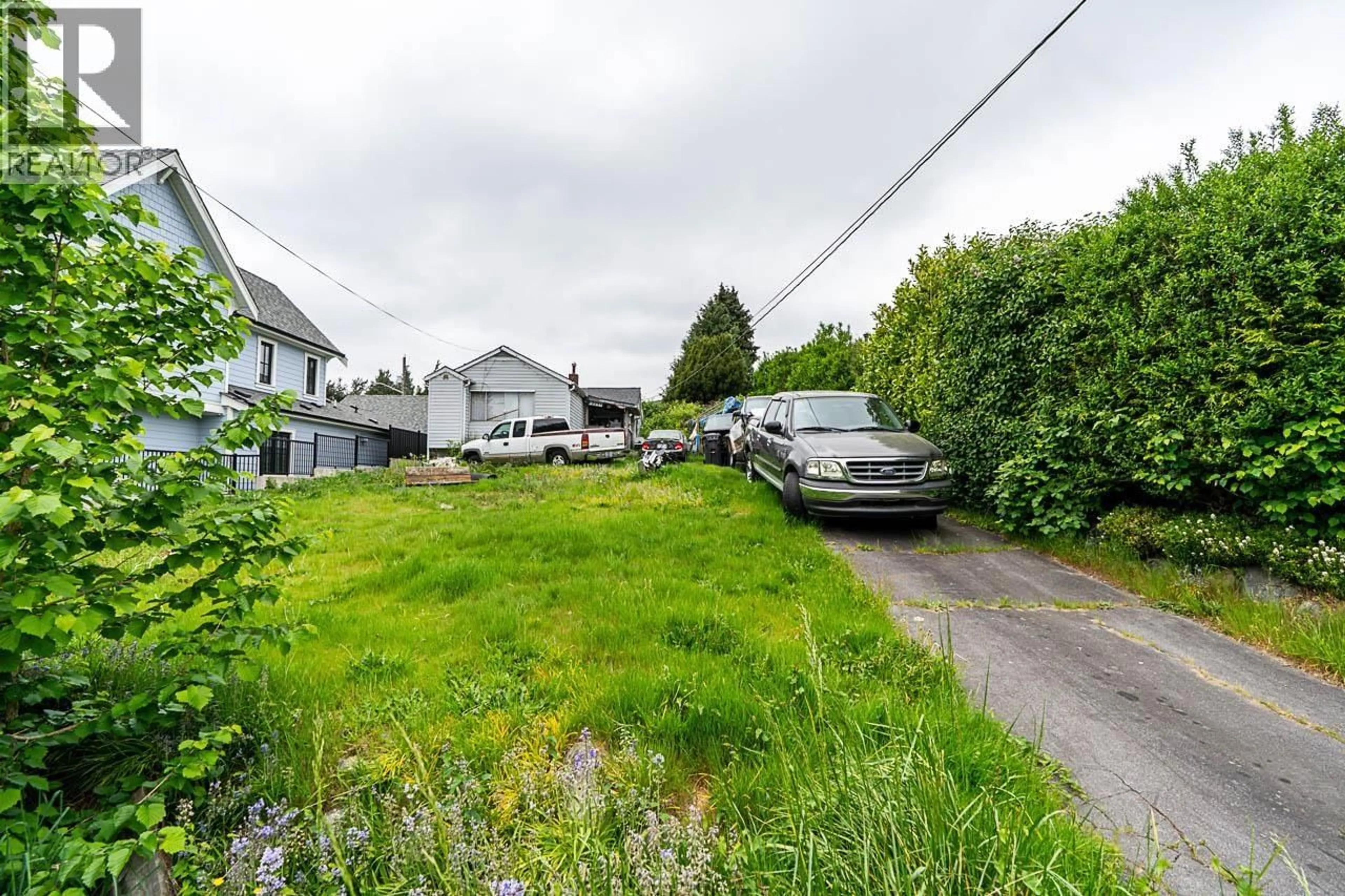 A pic from outside/outdoor area/front of a property/back of a property/a pic from drone, street for 2235 EDINBURGH STREET, New Westminster British Columbia V3M2Y2