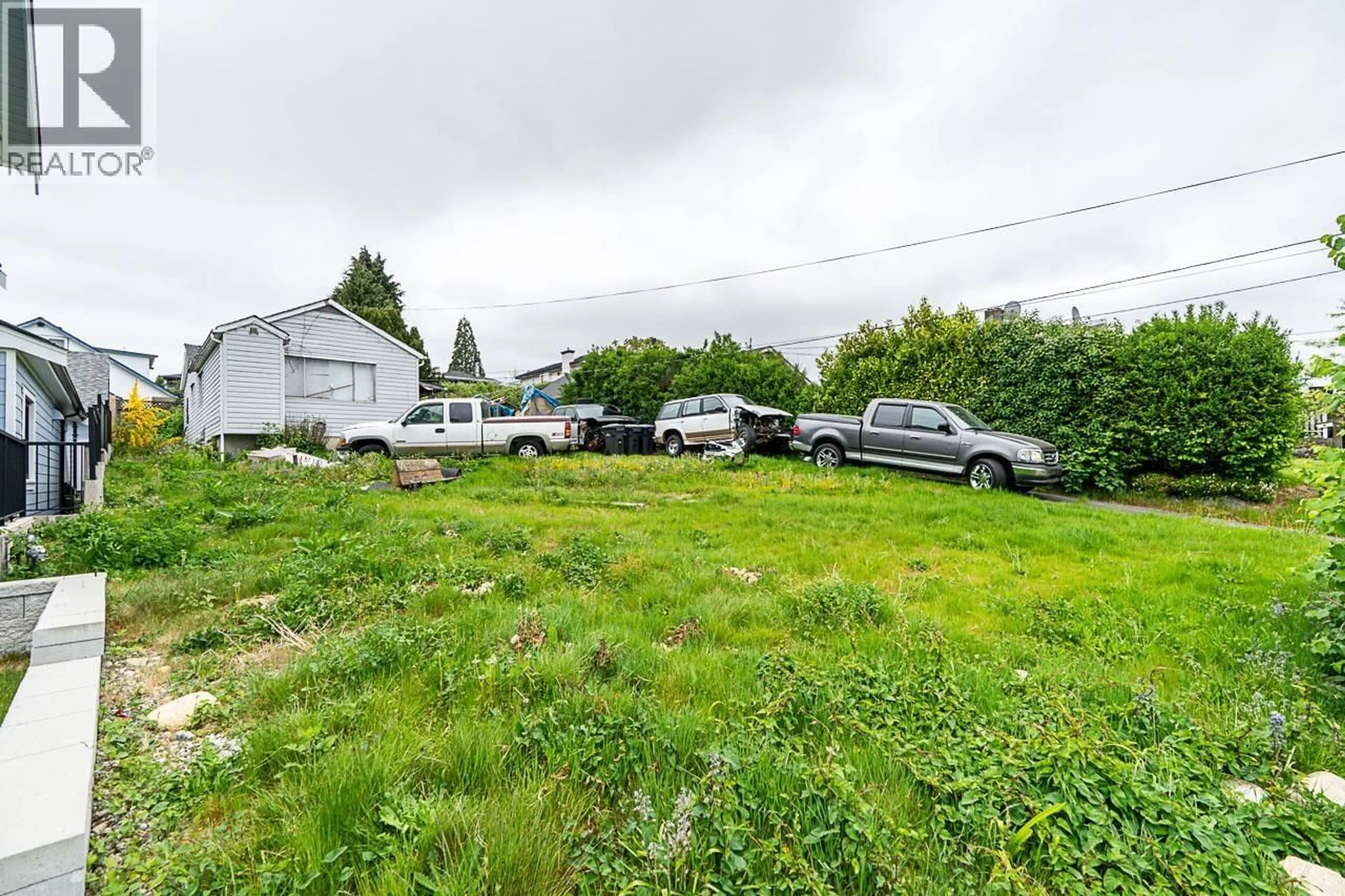 A pic from outside/outdoor area/front of a property/back of a property/a pic from drone, street for 2235 EDINBURGH STREET, New Westminster British Columbia V3M2Y2