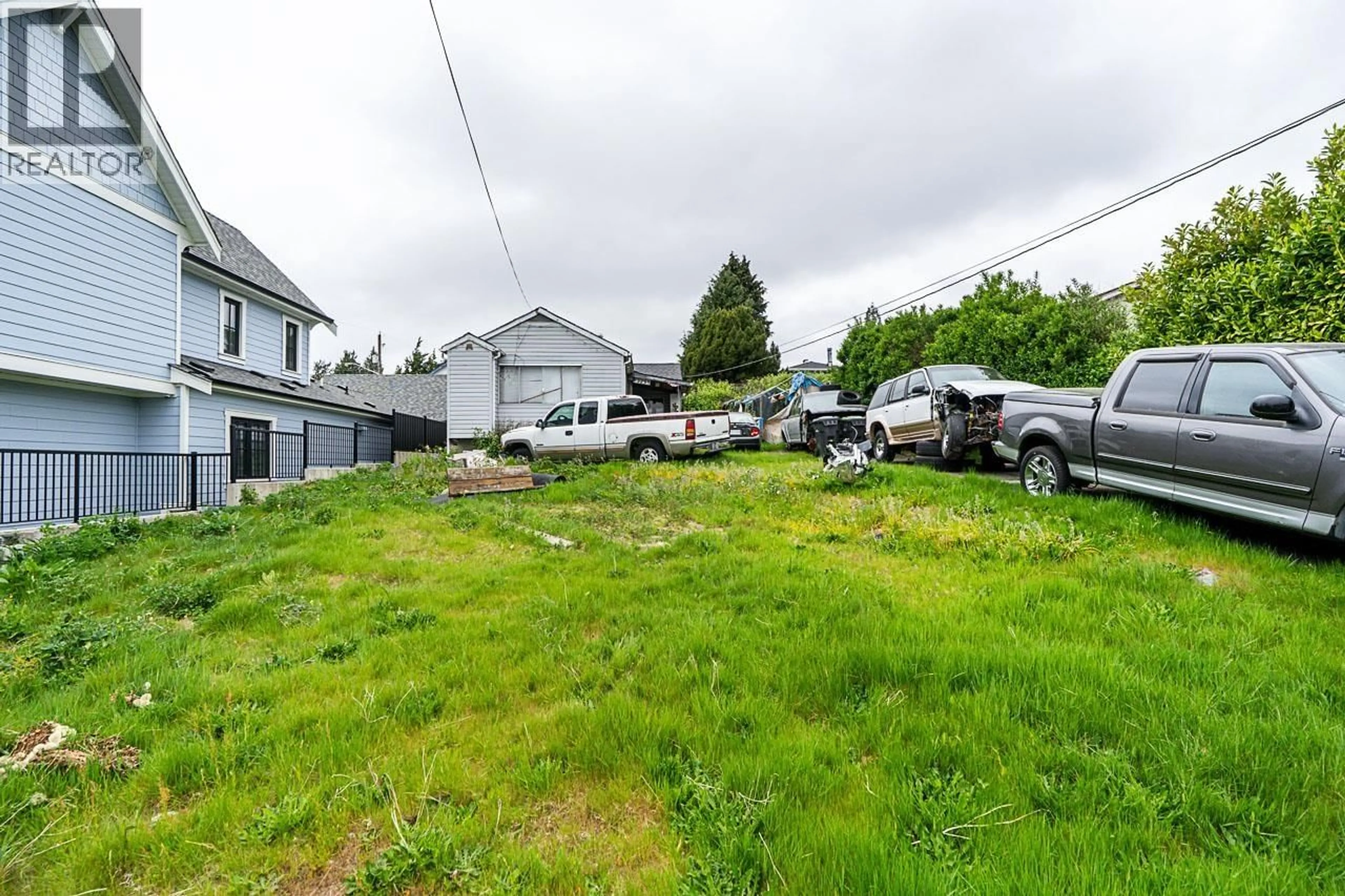 A pic from outside/outdoor area/front of a property/back of a property/a pic from drone, street for 2235 EDINBURGH STREET, New Westminster British Columbia V3M2Y2