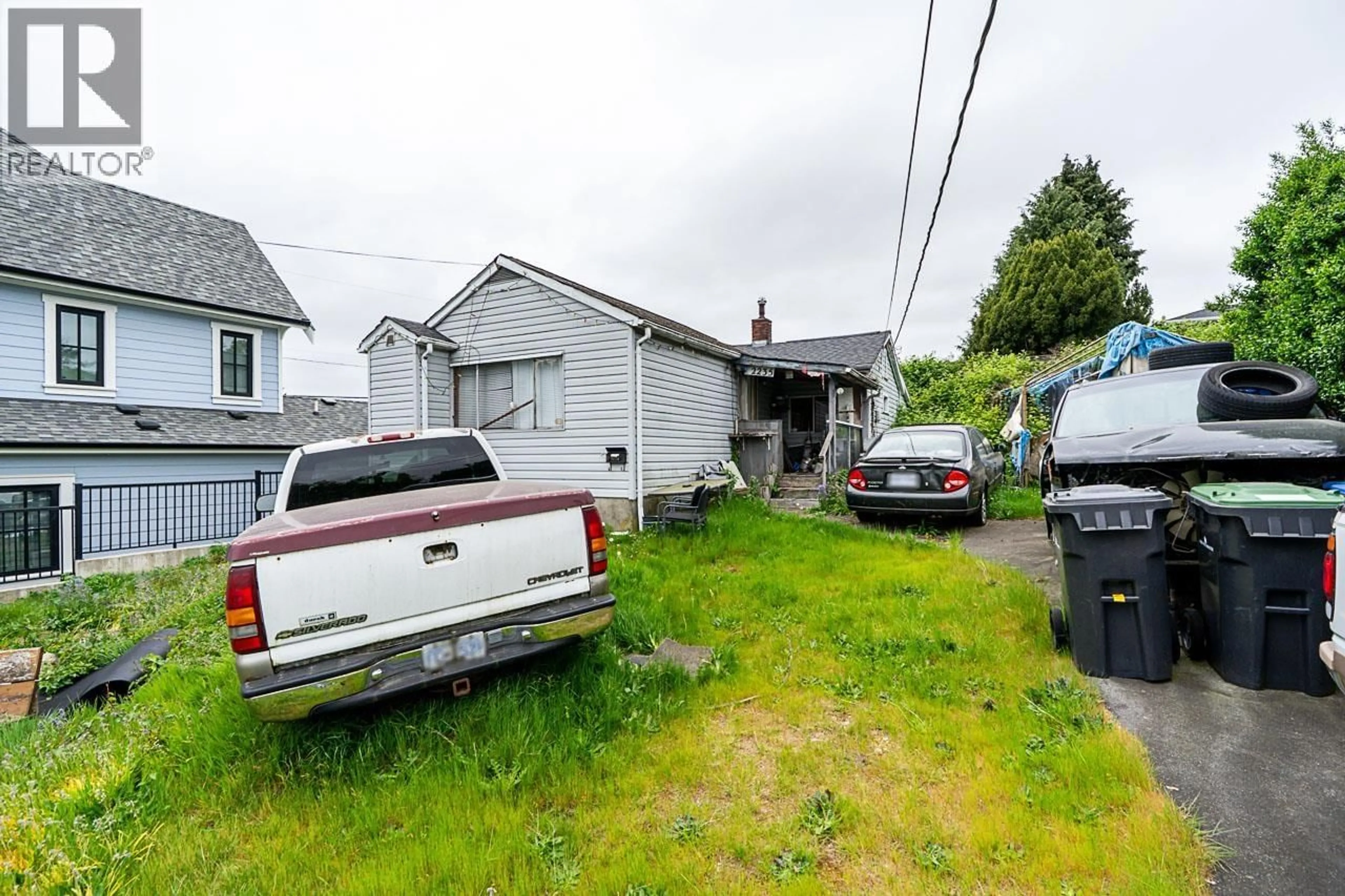 A pic from outside/outdoor area/front of a property/back of a property/a pic from drone, street for 2235 EDINBURGH STREET, New Westminster British Columbia V3M2Y2