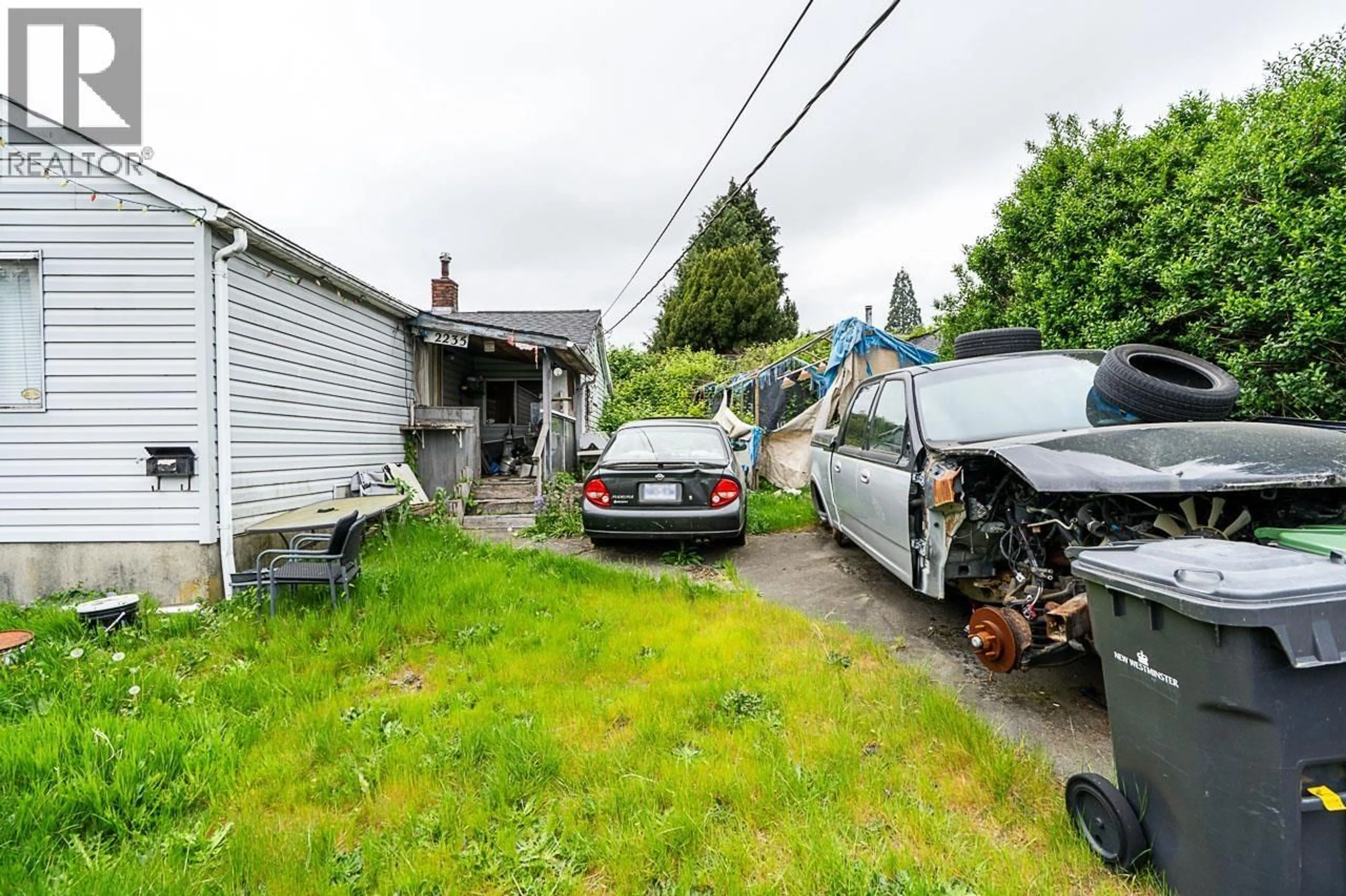 A pic from outside/outdoor area/front of a property/back of a property/a pic from drone, street for 2235 EDINBURGH STREET, New Westminster British Columbia V3M2Y2