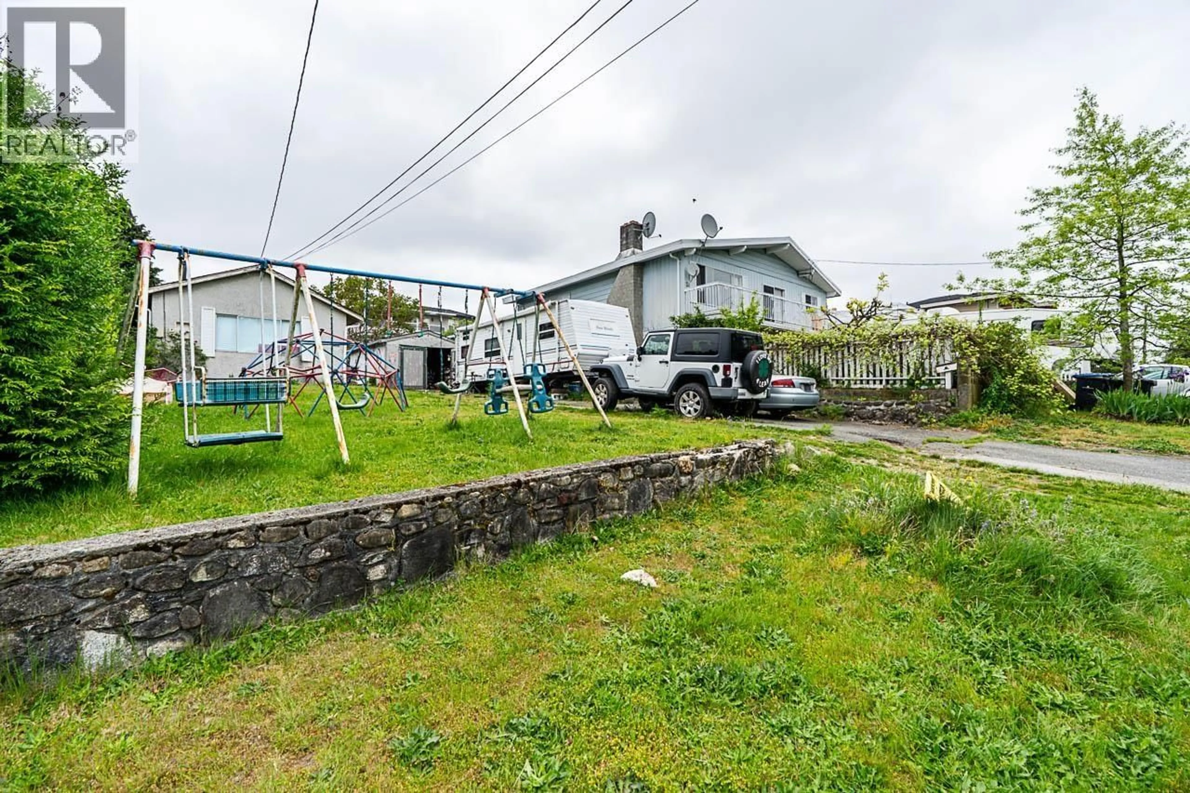 A pic from outside/outdoor area/front of a property/back of a property/a pic from drone, street for 2233 EDINBURGH STREET, New Westminster British Columbia V3M2Y2