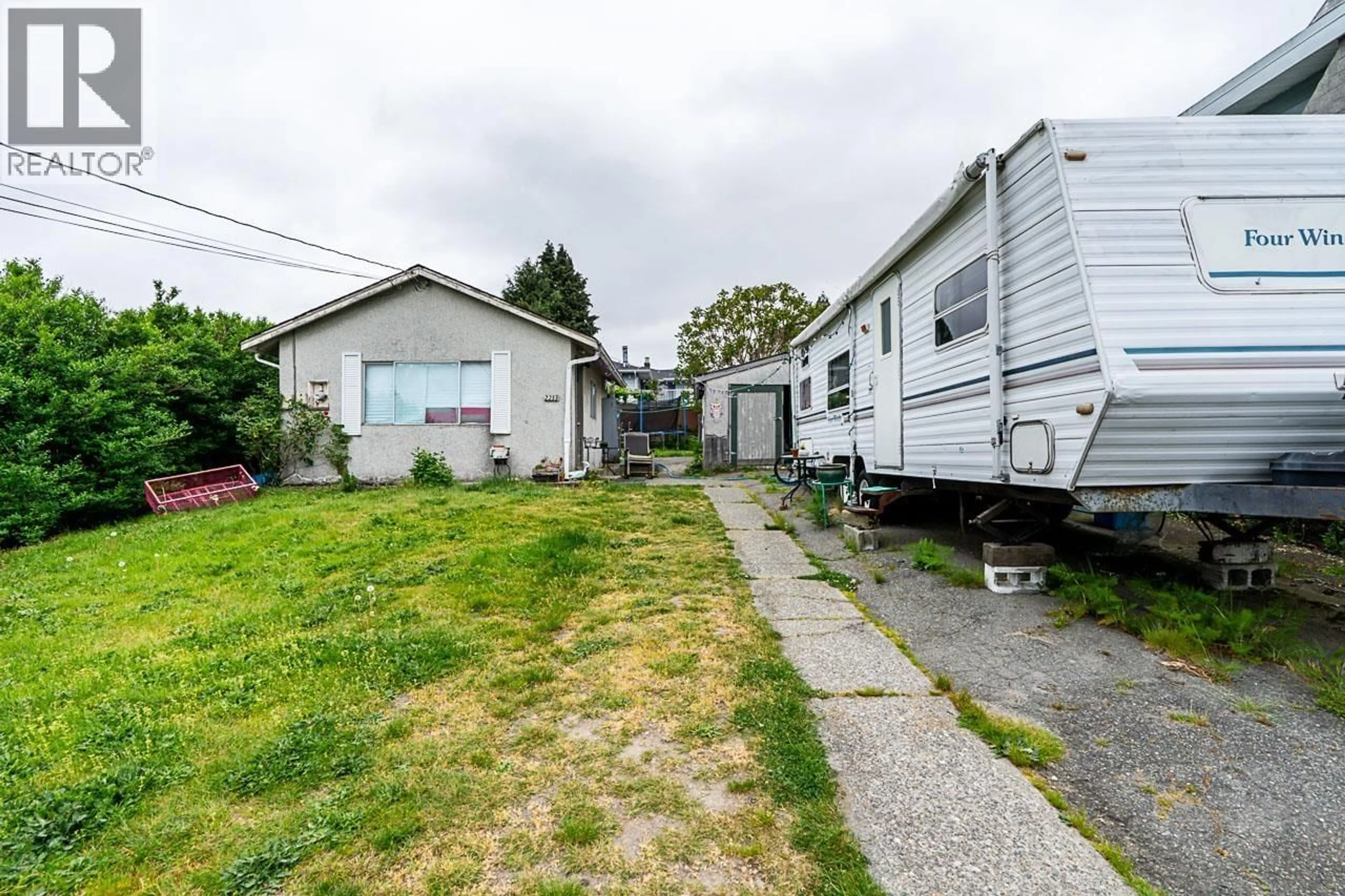 Patio, street for 2233 EDINBURGH STREET, New Westminster British Columbia V3M2Y2