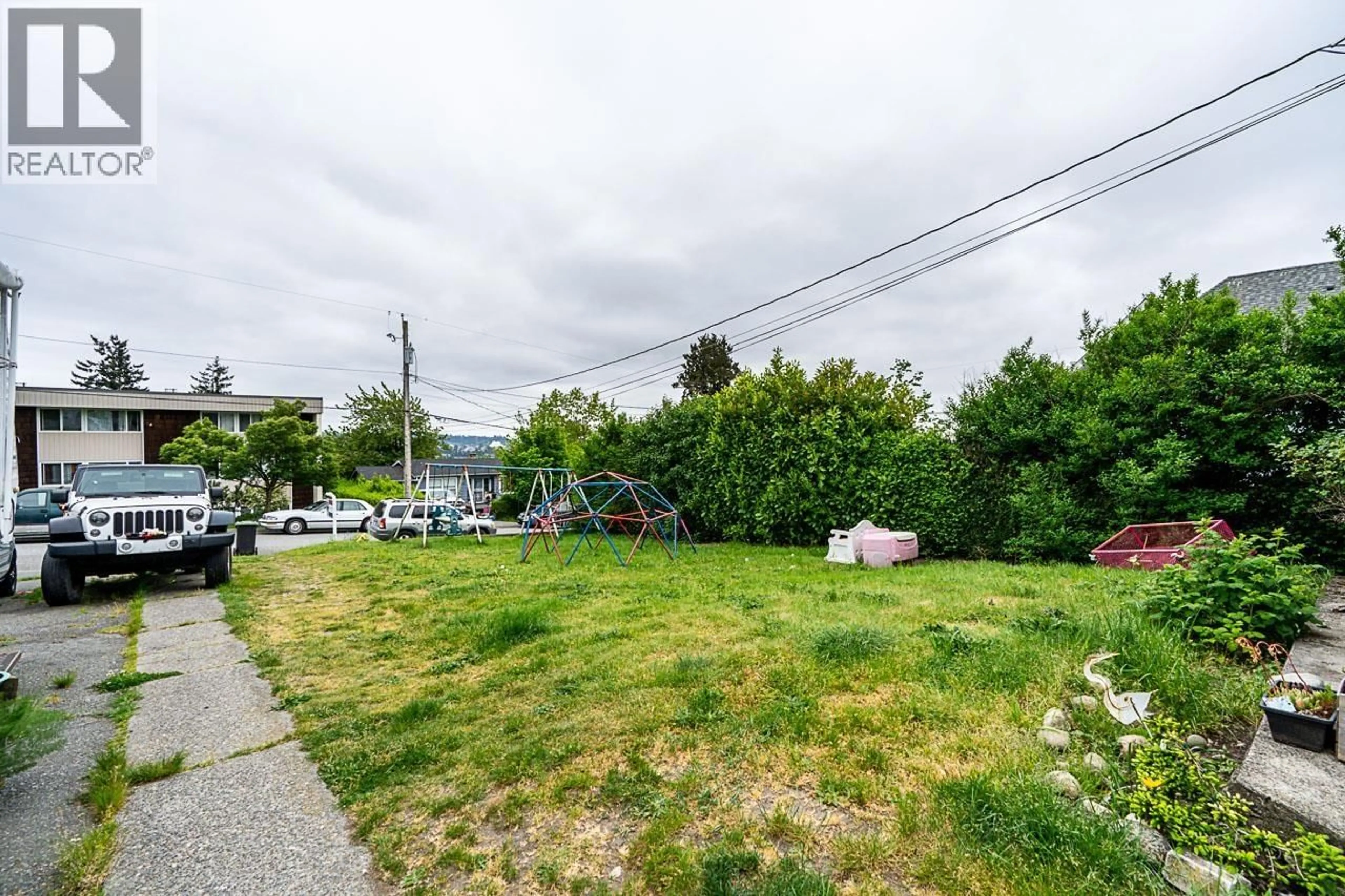 A pic from outside/outdoor area/front of a property/back of a property/a pic from drone, street for 2233 EDINBURGH STREET, New Westminster British Columbia V3M2Y2