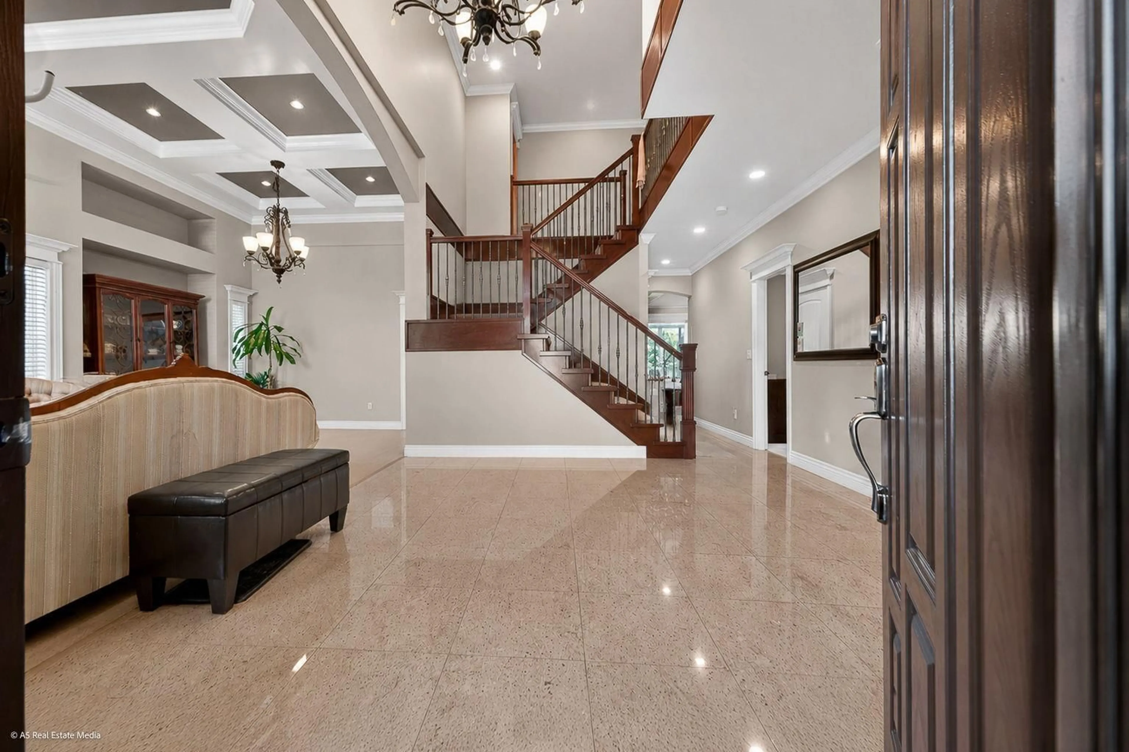 Indoor foyer for 16758 86 AVENUE, Surrey British Columbia V4N5N4