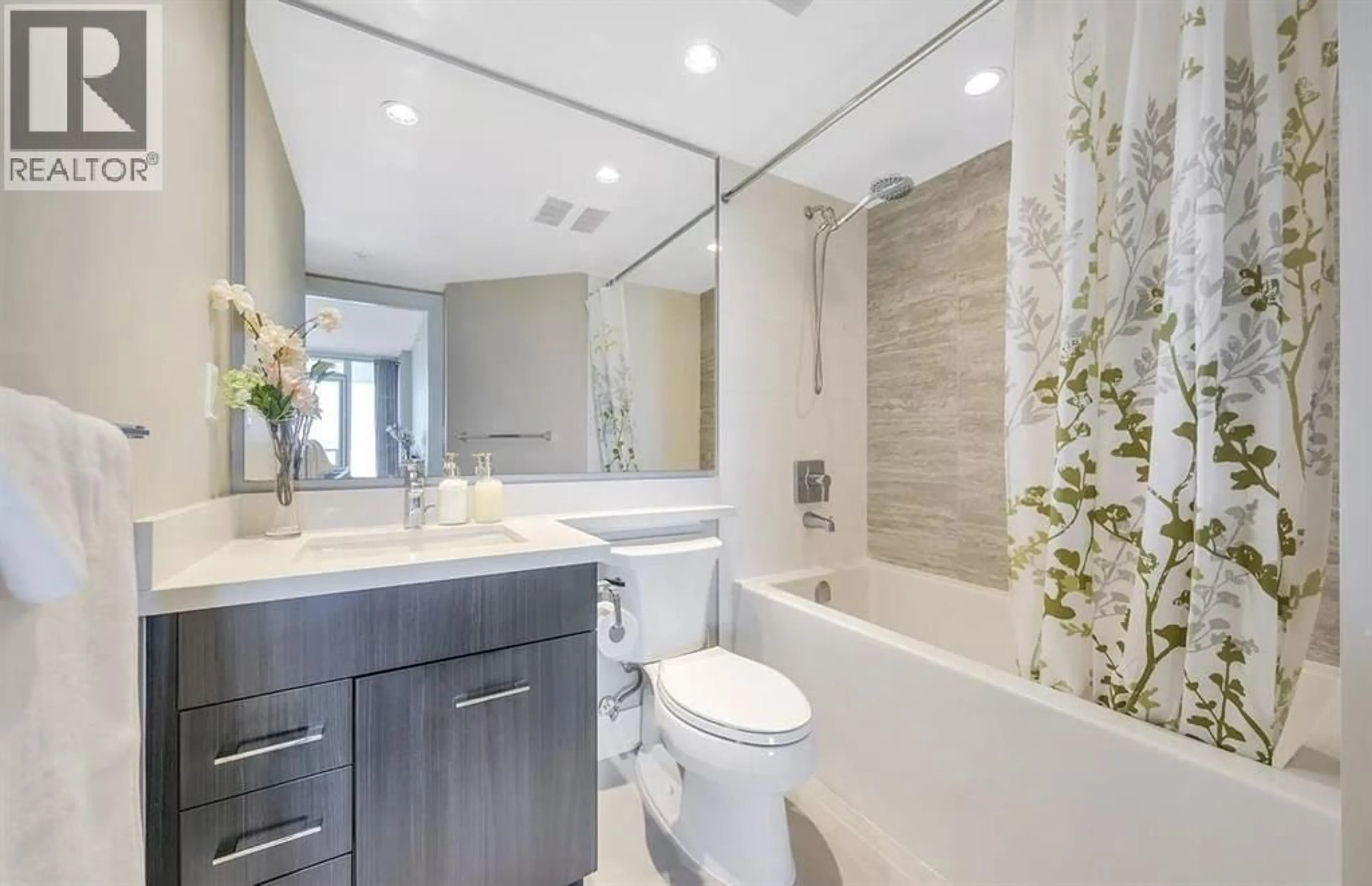 Contemporary bathroom, ceramic/tile floor for 2301 - 4189 HALIFAX STREET, Burnaby British Columbia V5C0H9