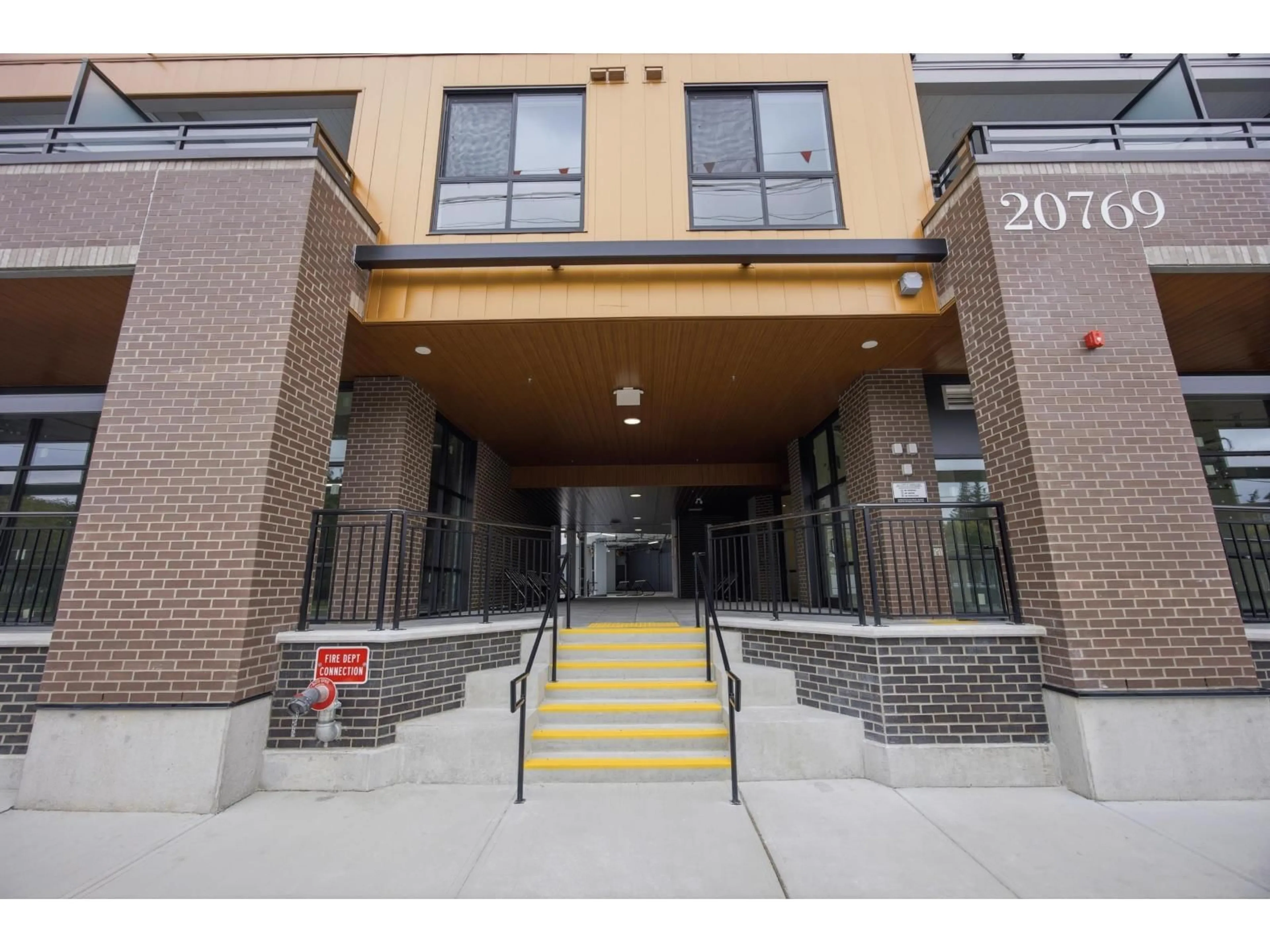 Indoor foyer for 507 - 20769 FRASER HIGHWAY, Langley British Columbia V3A0S4