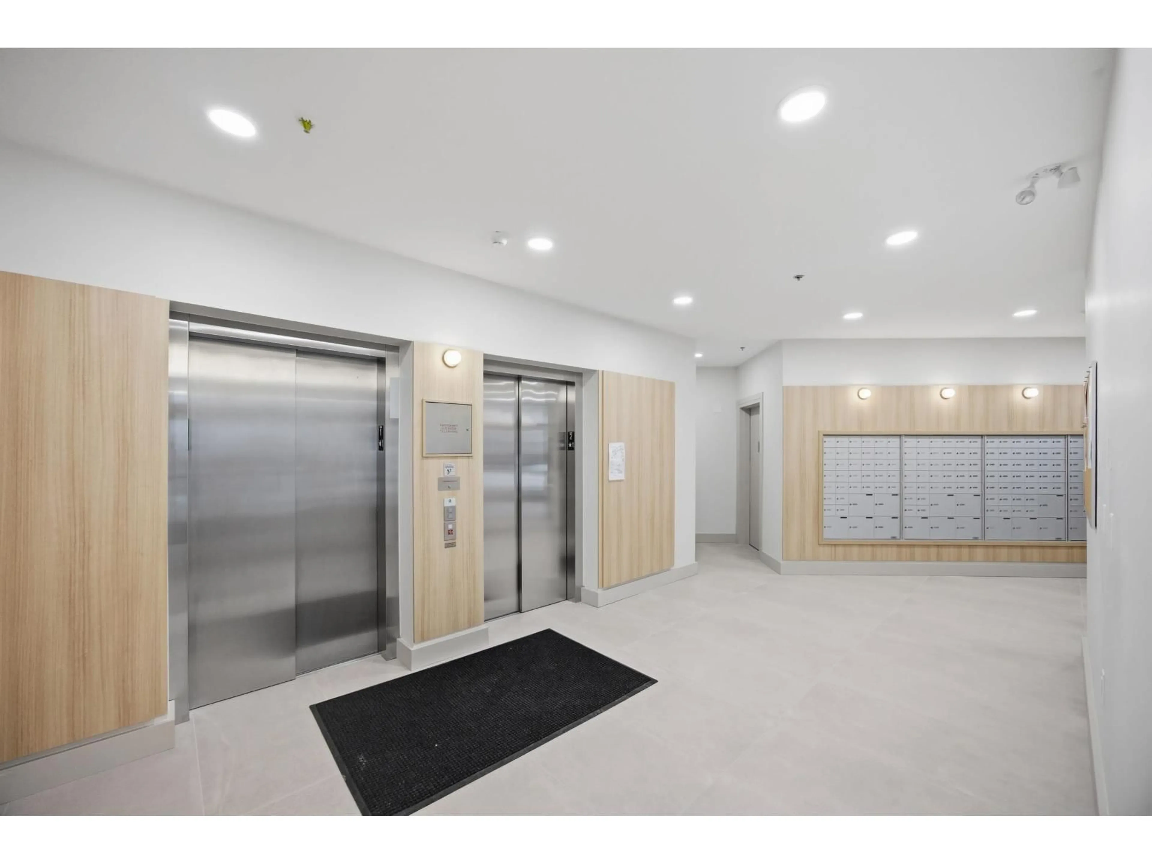 Indoor foyer for 507 - 20769 FRASER HIGHWAY, Langley British Columbia V3A0S4