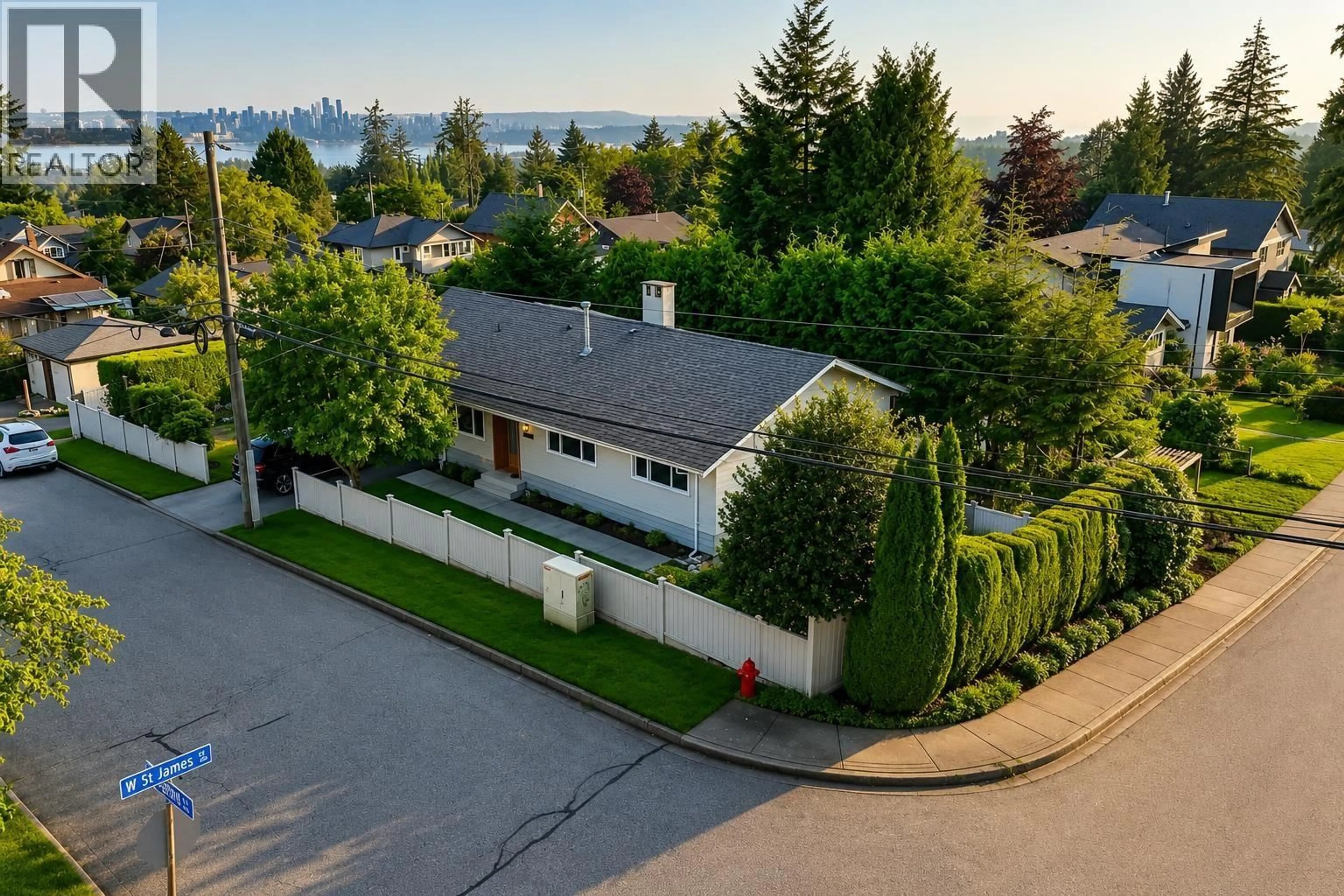 A pic from outside/outdoor area/front of a property/back of a property/a pic from drone, street for 3277 CHESTERFIELD AVENUE, North Vancouver British Columbia V7N3M8