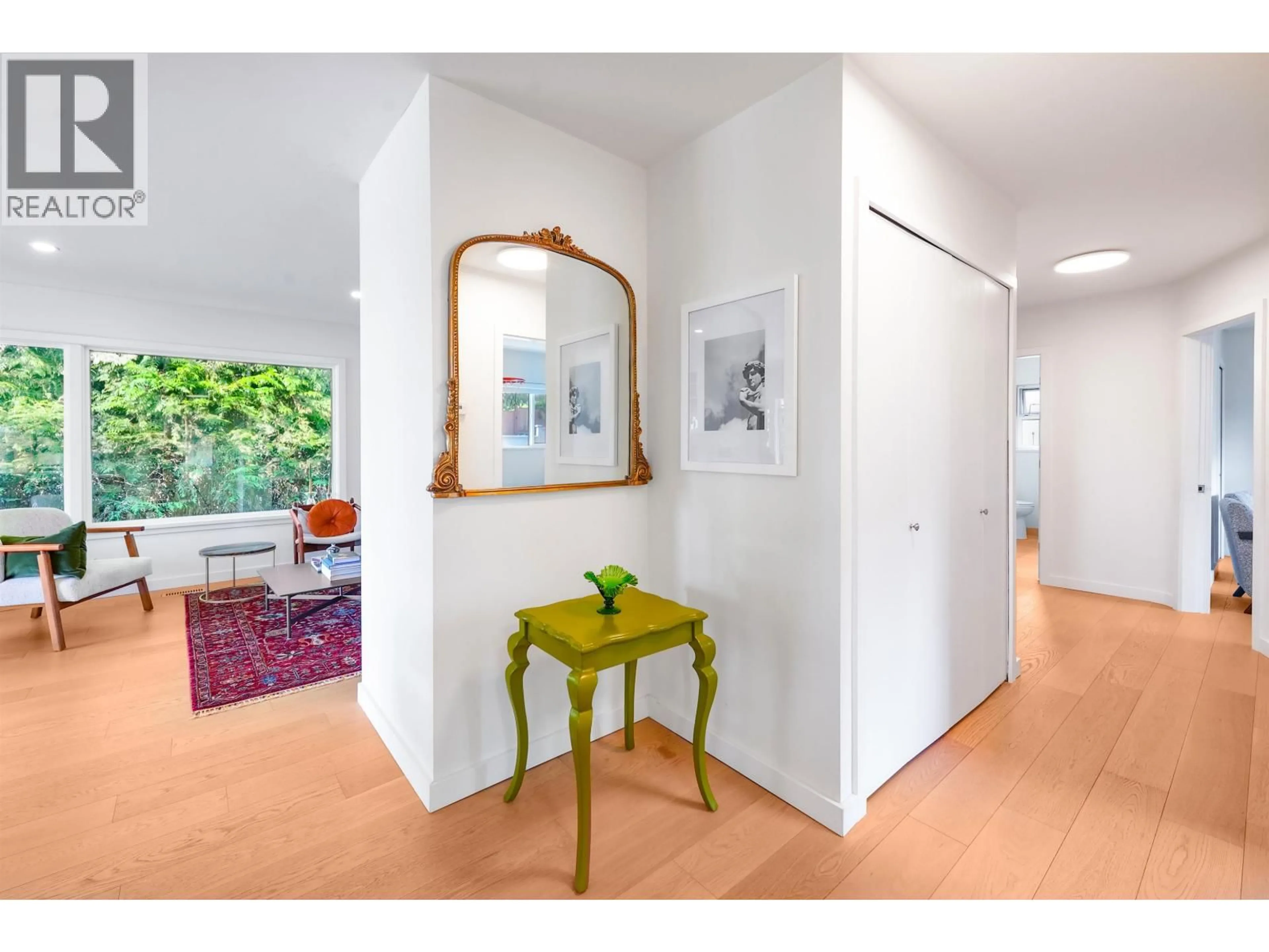 Indoor entryway for 3277 CHESTERFIELD AVENUE, North Vancouver British Columbia V7N3M8