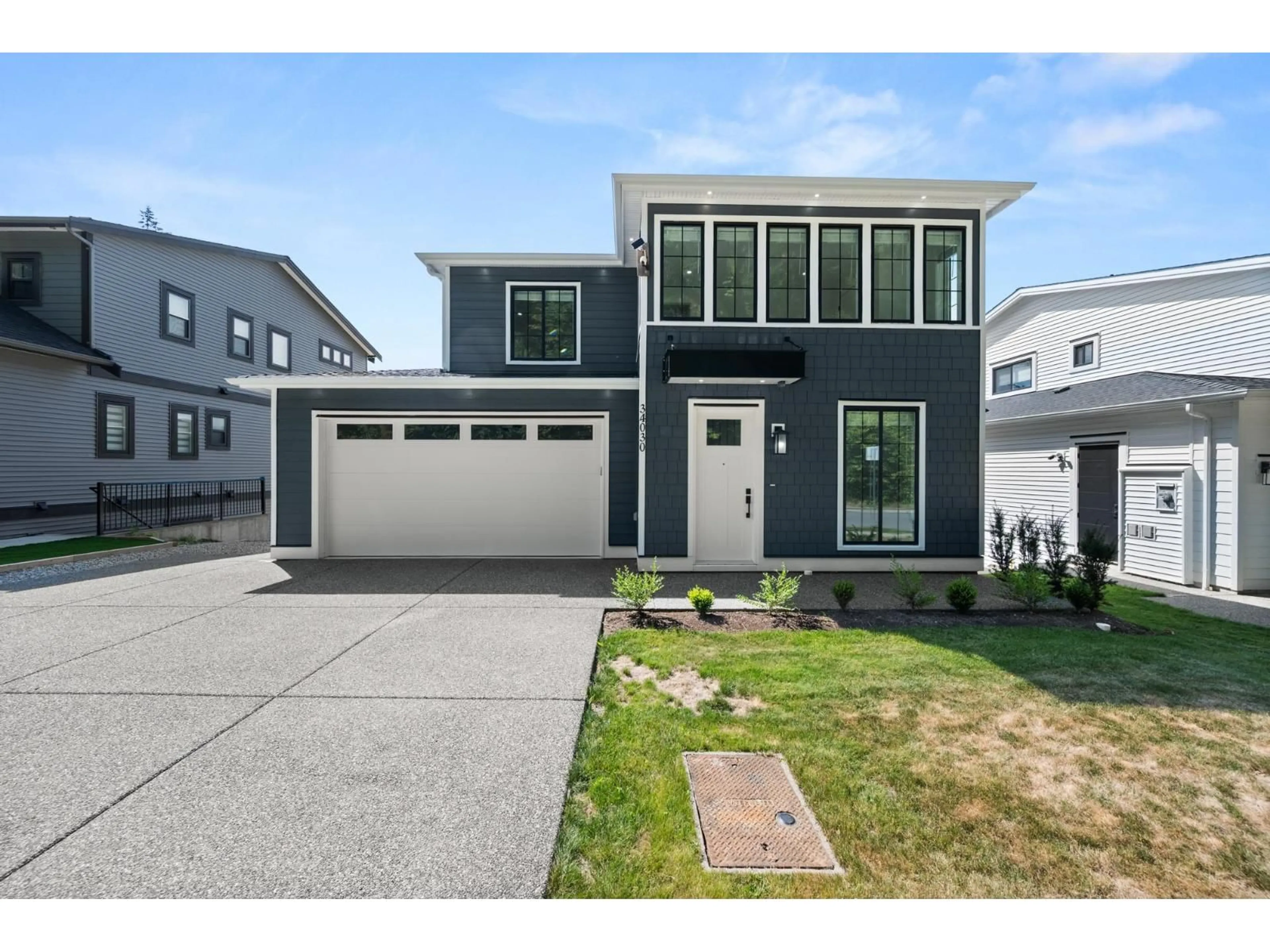 Home with vinyl exterior material, street for 34030 PARR AVENUE, Mission British Columbia V2V6B2