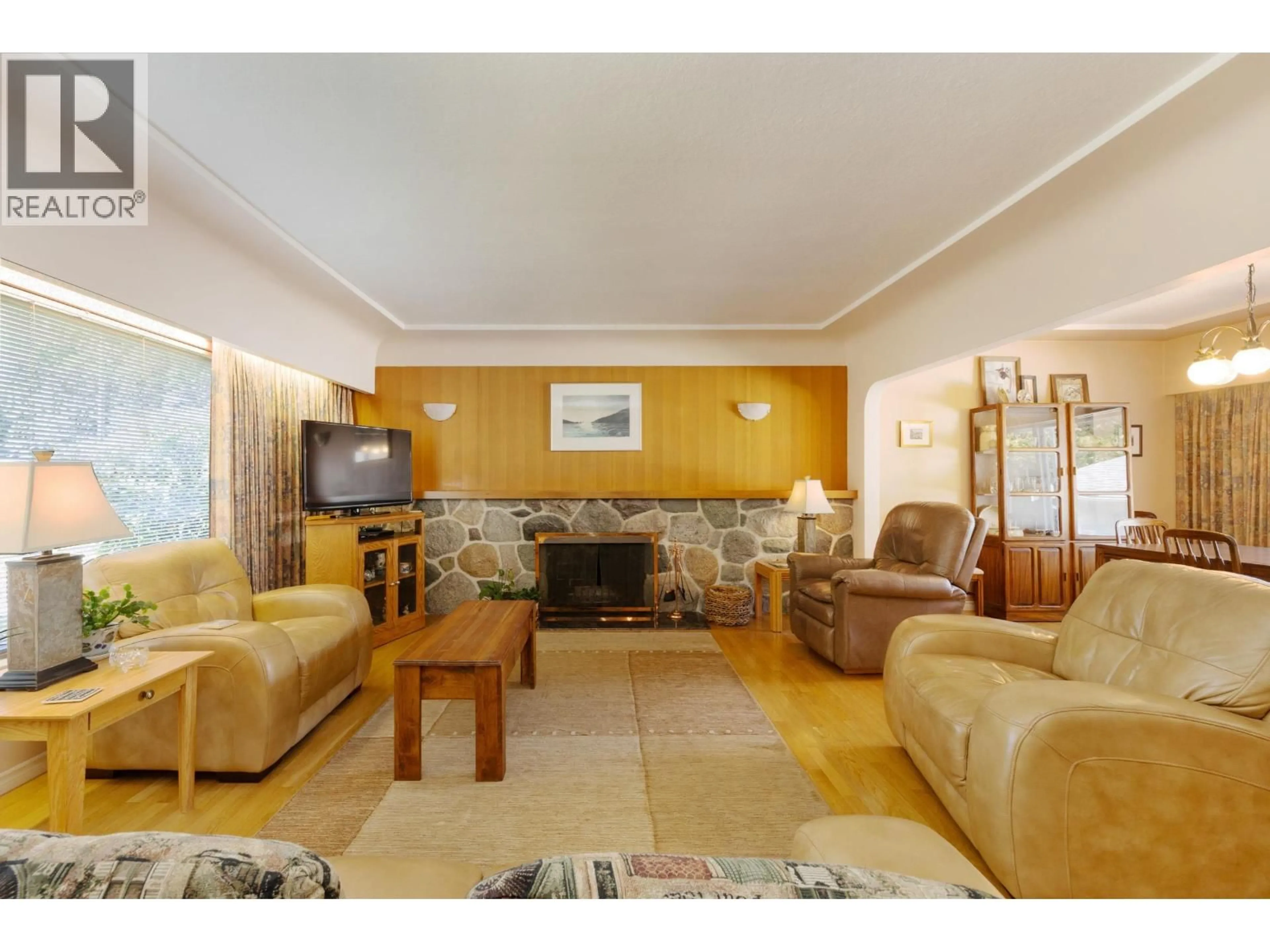 Living room with furniture, unknown for 541 COCHRANE AVENUE, Coquitlam British Columbia V3J2A3