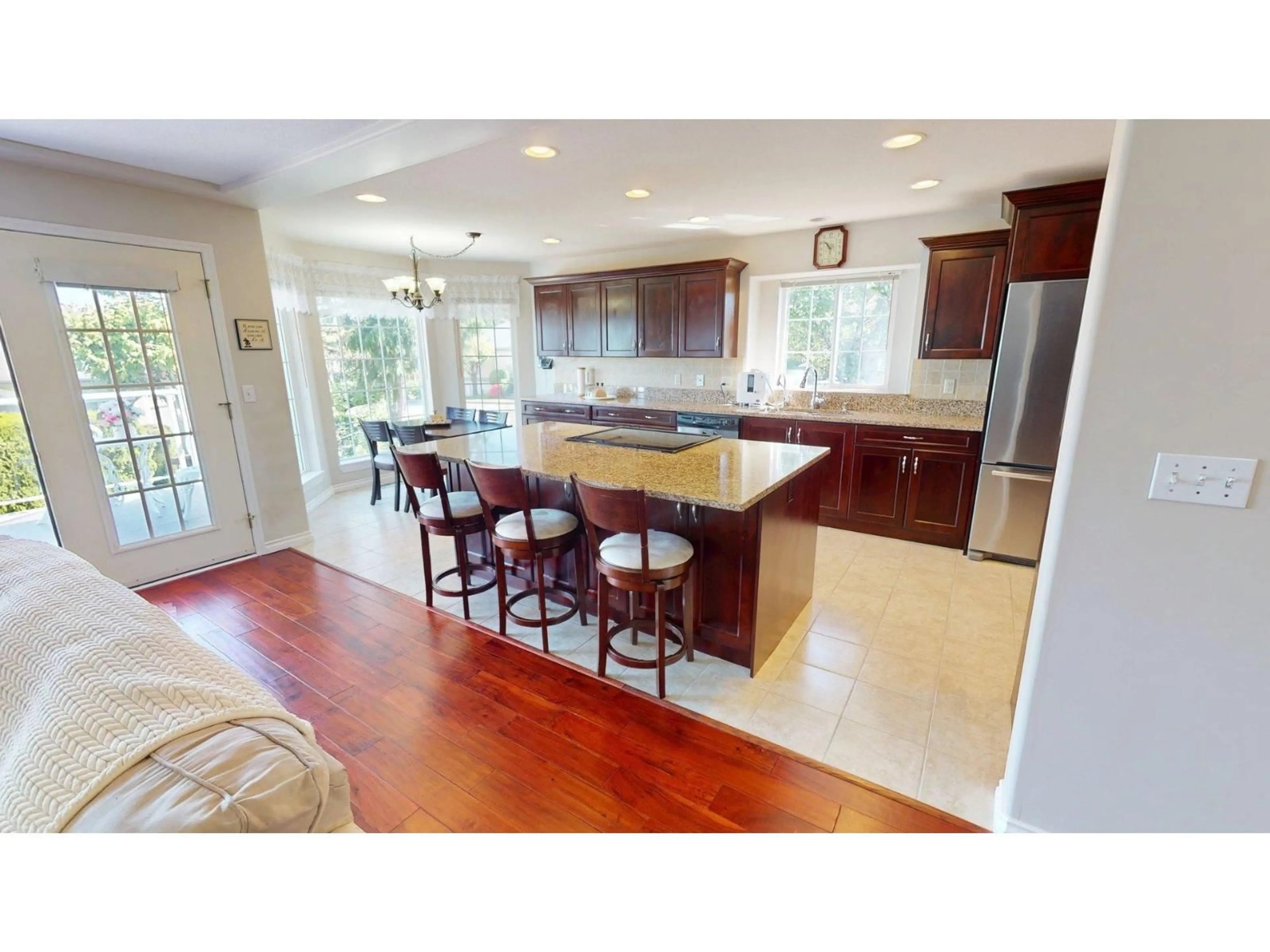 Open concept kitchen, ceramic/tile floor for 32767 CHILCOTIN DRIVE, Abbotsford British Columbia V2T5S5