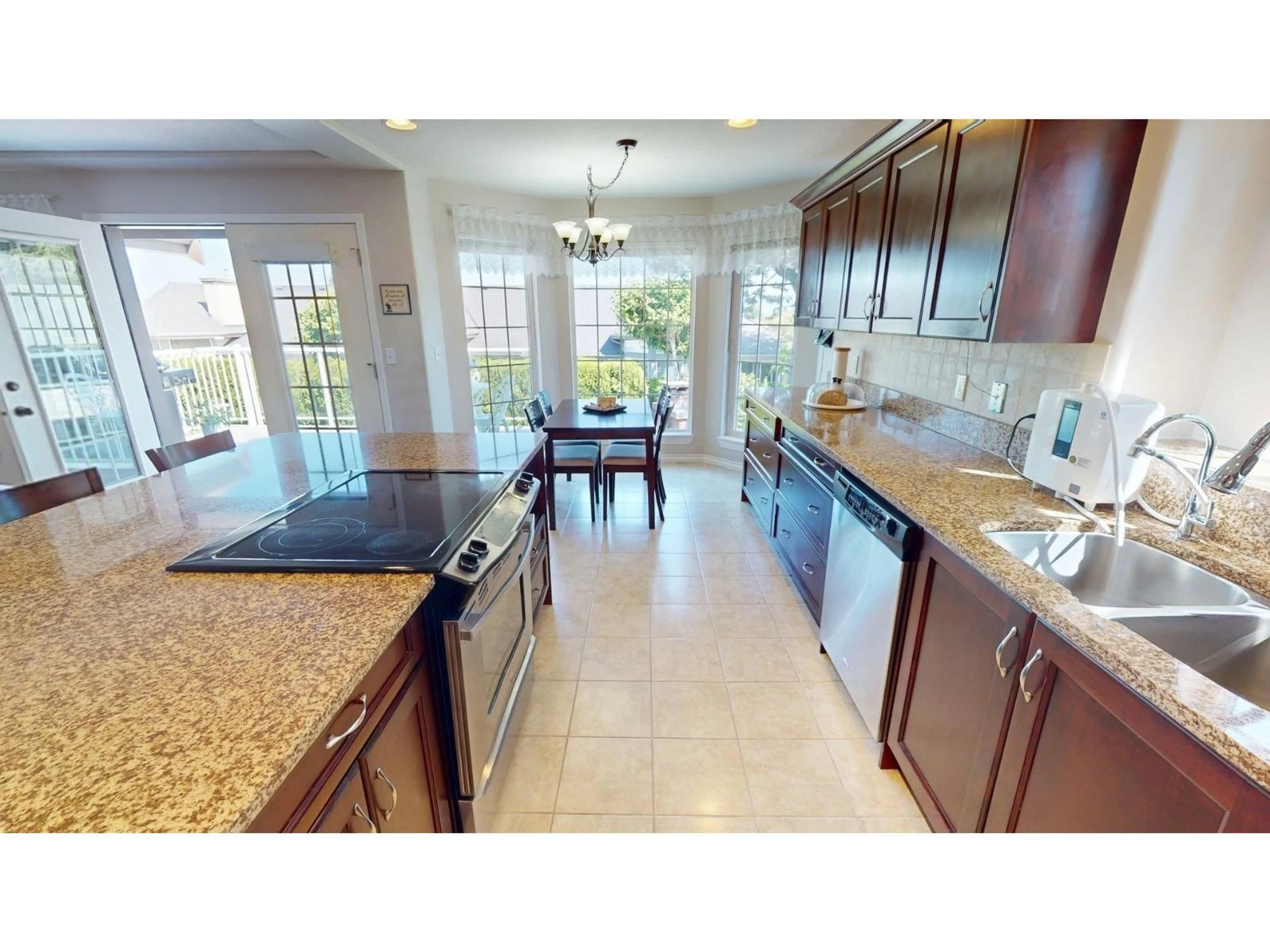 Open concept kitchen, ceramic/tile floor for 32767 CHILCOTIN DRIVE, Abbotsford British Columbia V2T5S5
