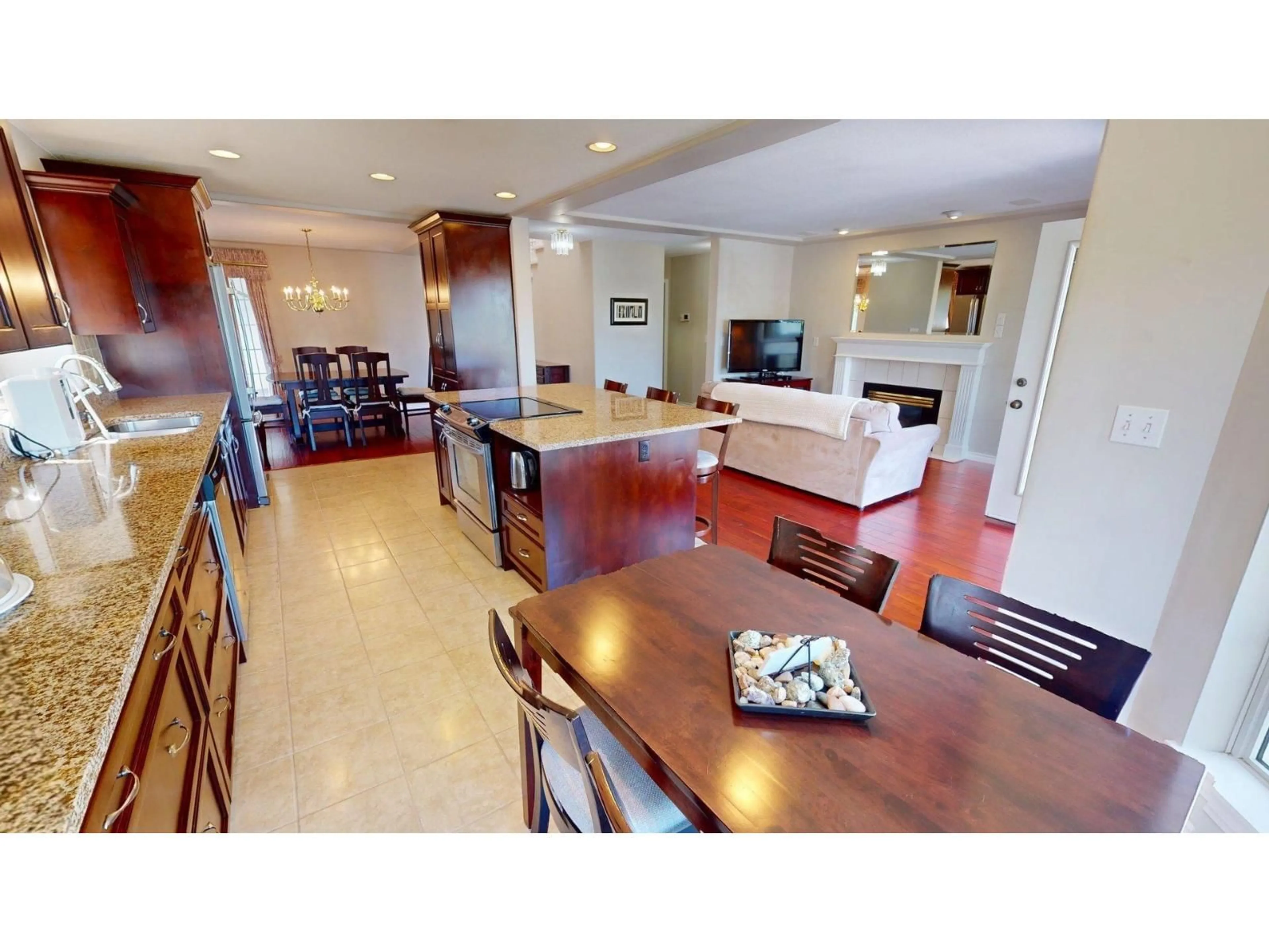 Open concept kitchen, ceramic/tile floor for 32767 CHILCOTIN DRIVE, Abbotsford British Columbia V2T5S5