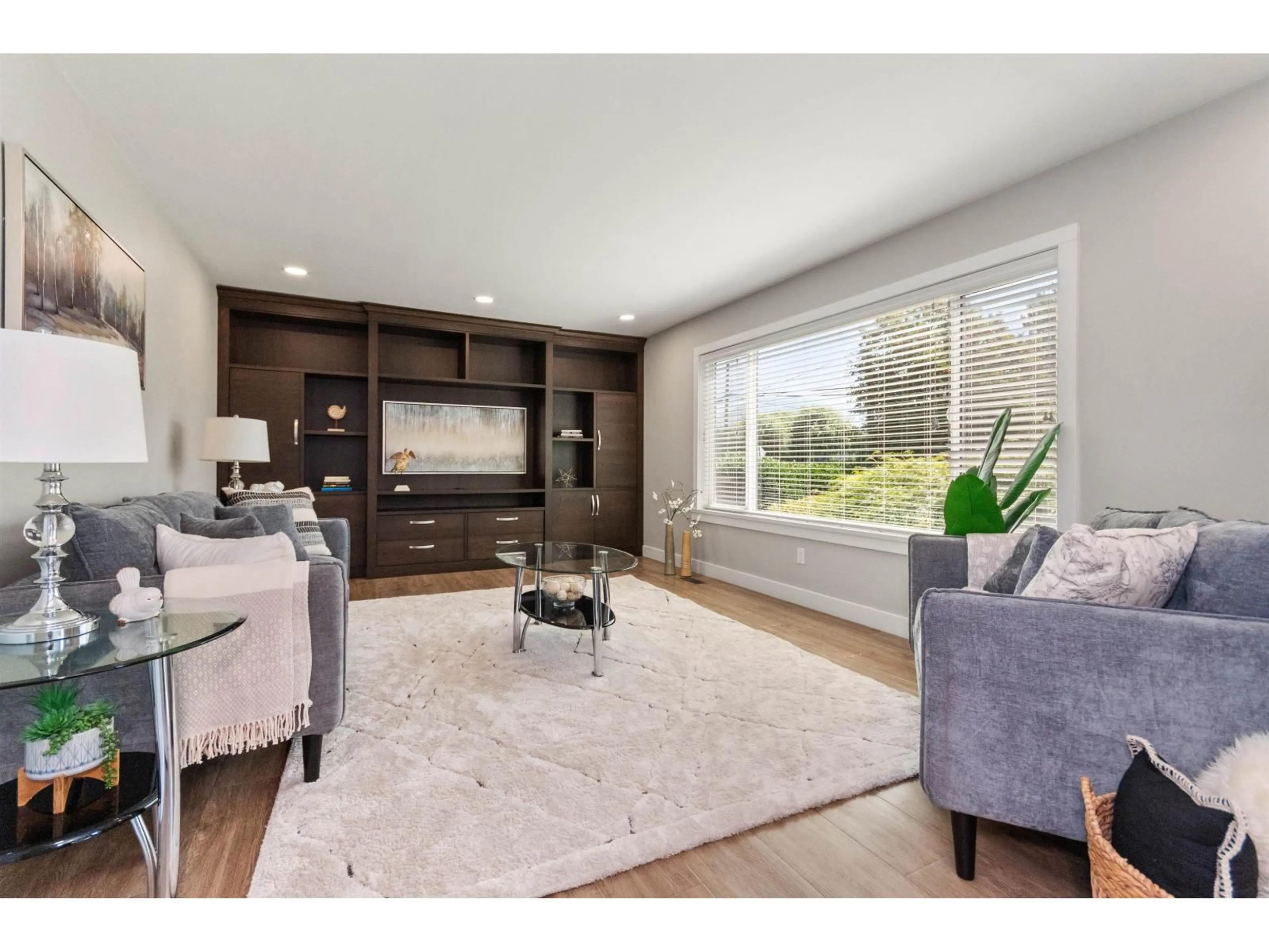Living room with furniture, wood/laminate floor for 44035 SOUTH SUMAS ROAD, Chilliwack British Columbia V2R4B1