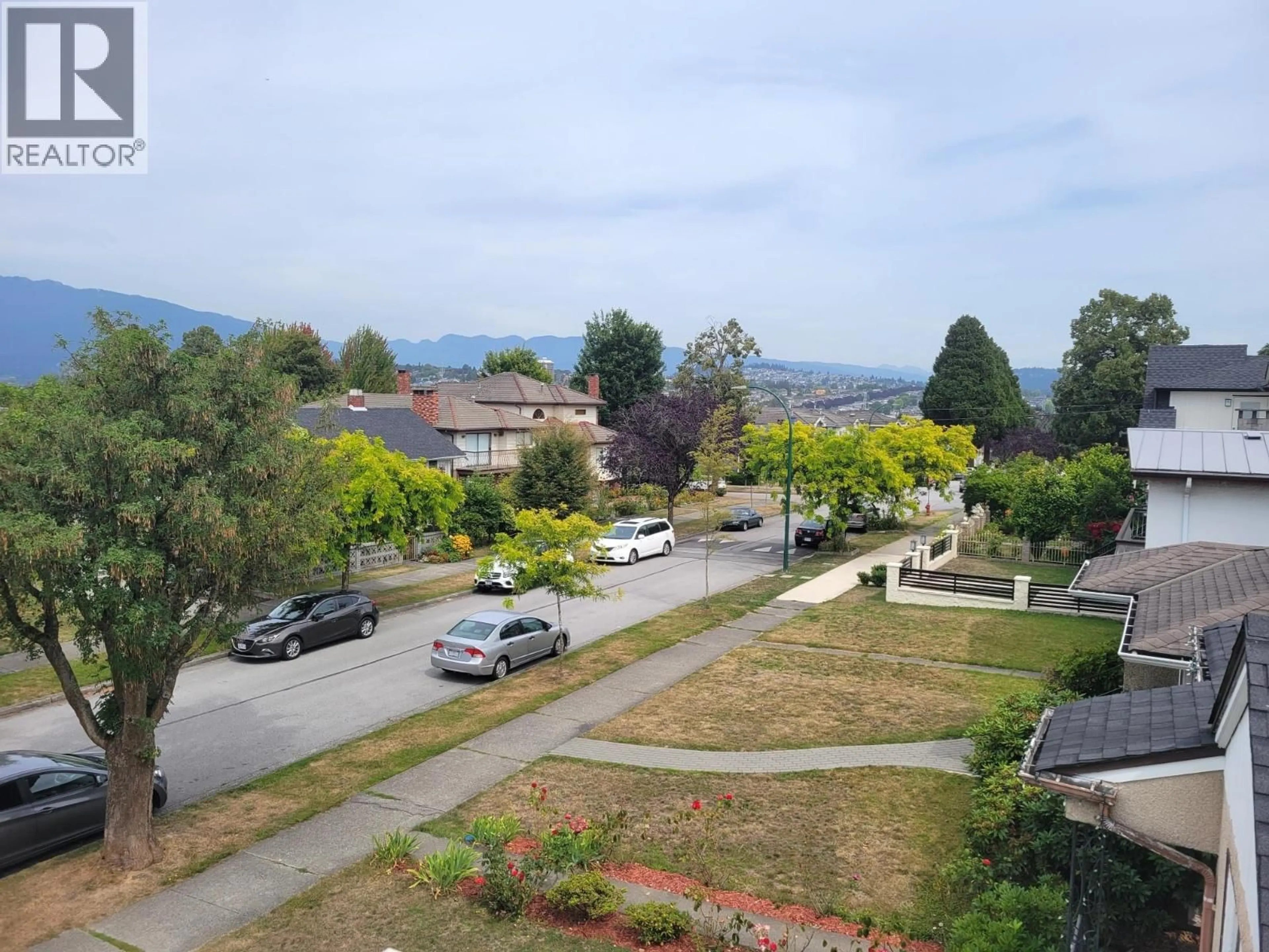 A pic from outside/outdoor area/front of a property/back of a property/a pic from drone, mountain view for 2962 KITCHENER STREET, Vancouver British Columbia V5K3E5