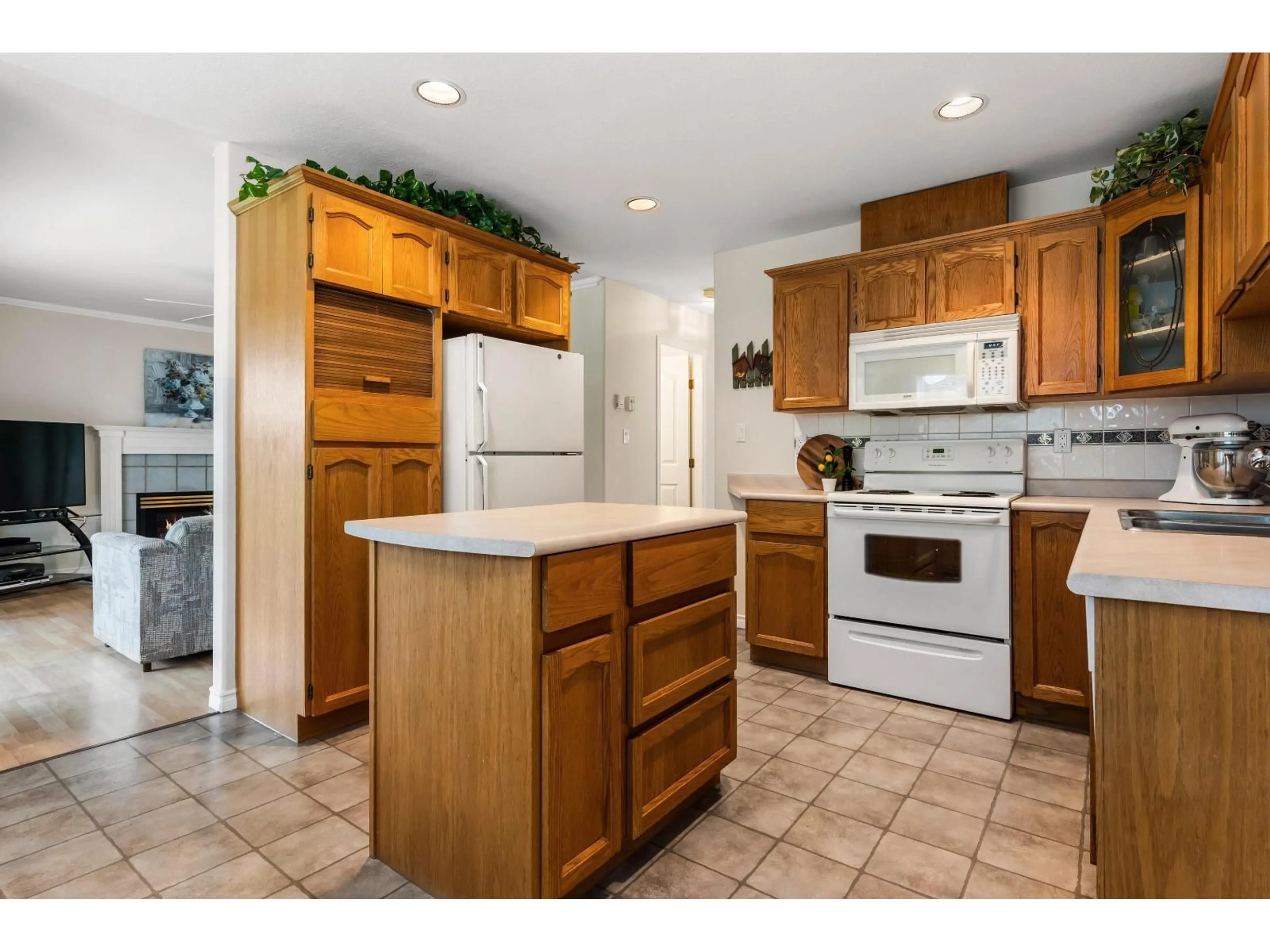 Standard kitchen, ceramic/tile floor for 10129 ROSEWOOD PLACE, Rosedale British Columbia V0X1X0