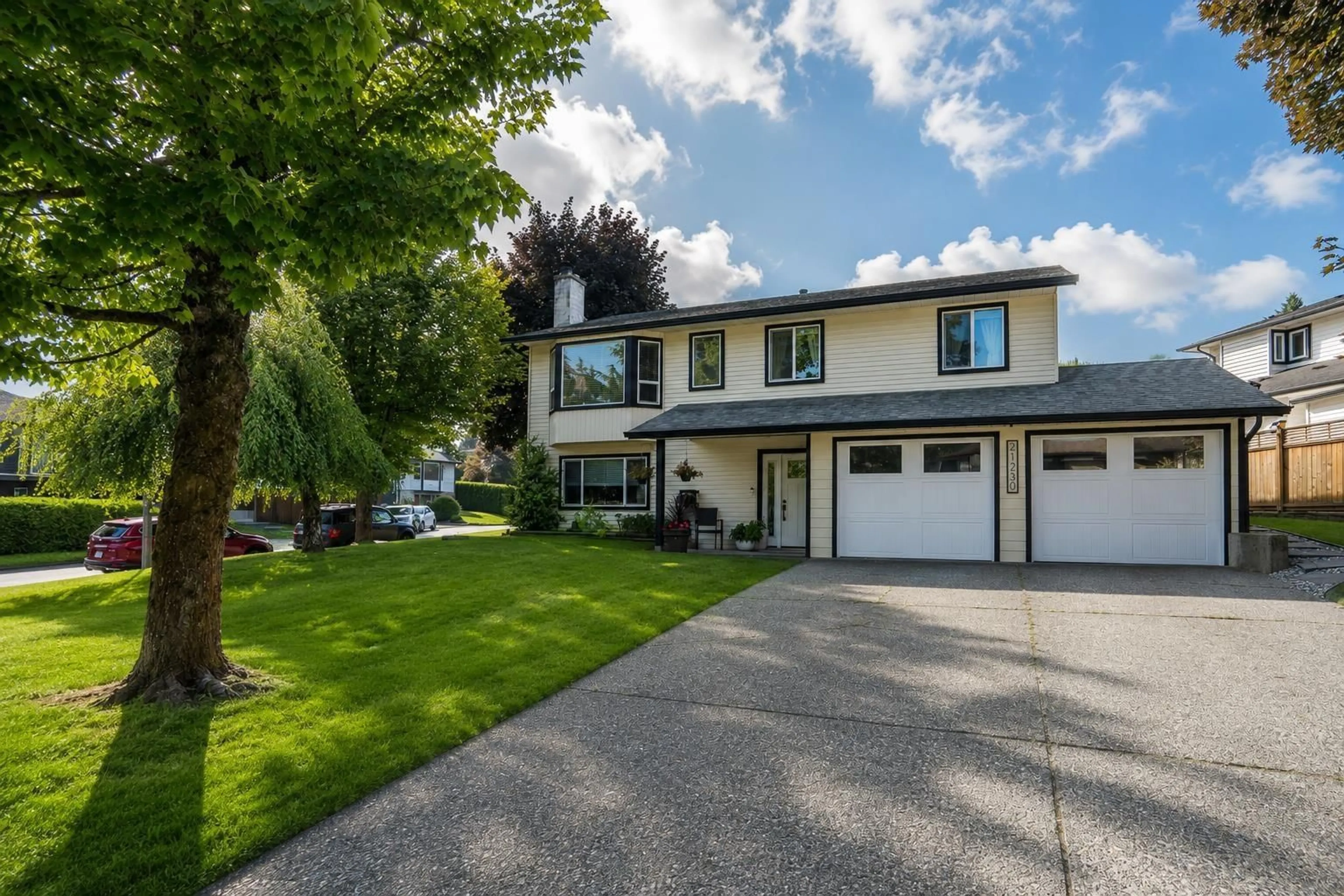 Home with vinyl exterior material, street for 21230 95A AVENUE, Langley British Columbia V1M1P2