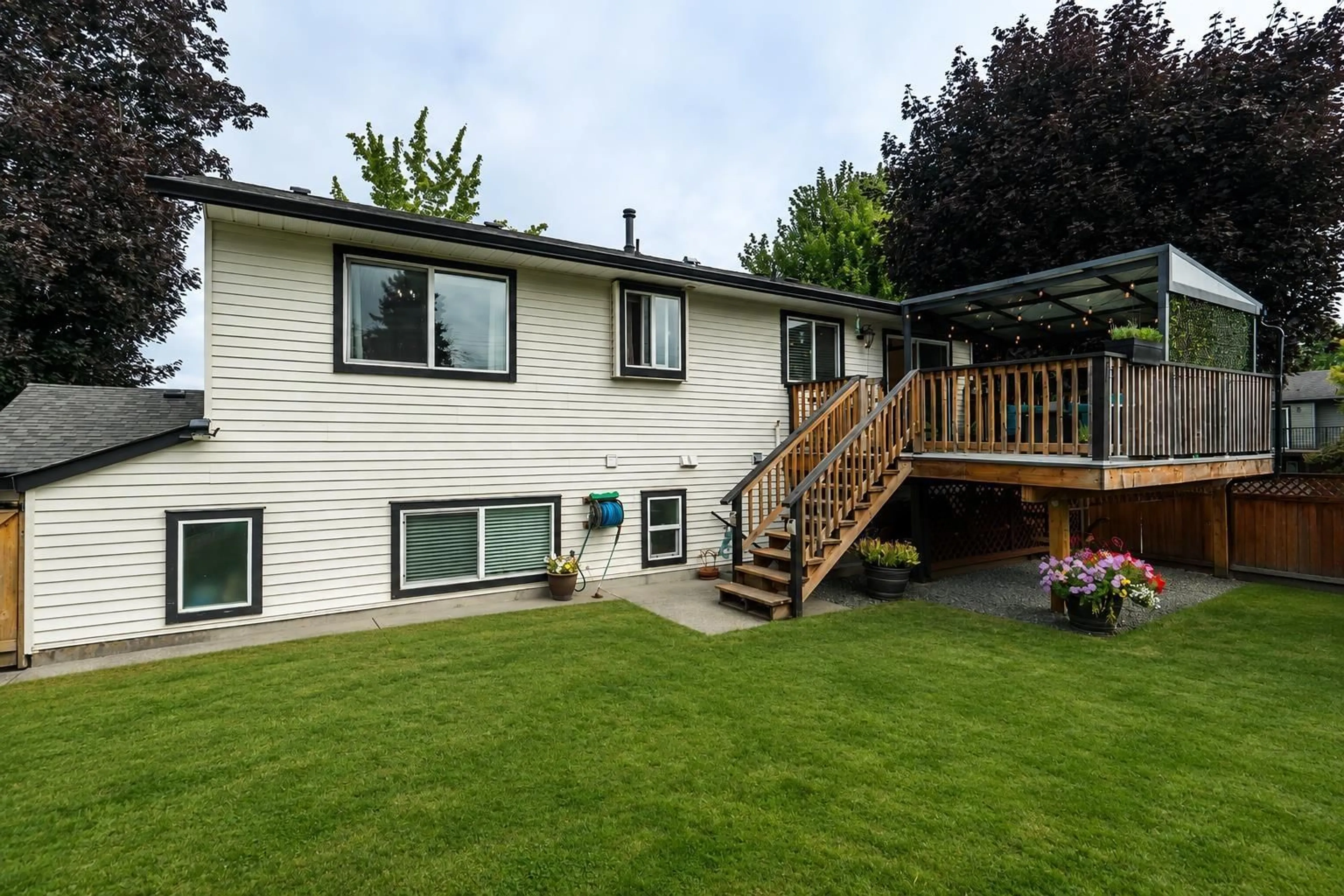 Home with vinyl exterior material, mountain view for 21230 95A AVENUE, Langley British Columbia V1M1P2