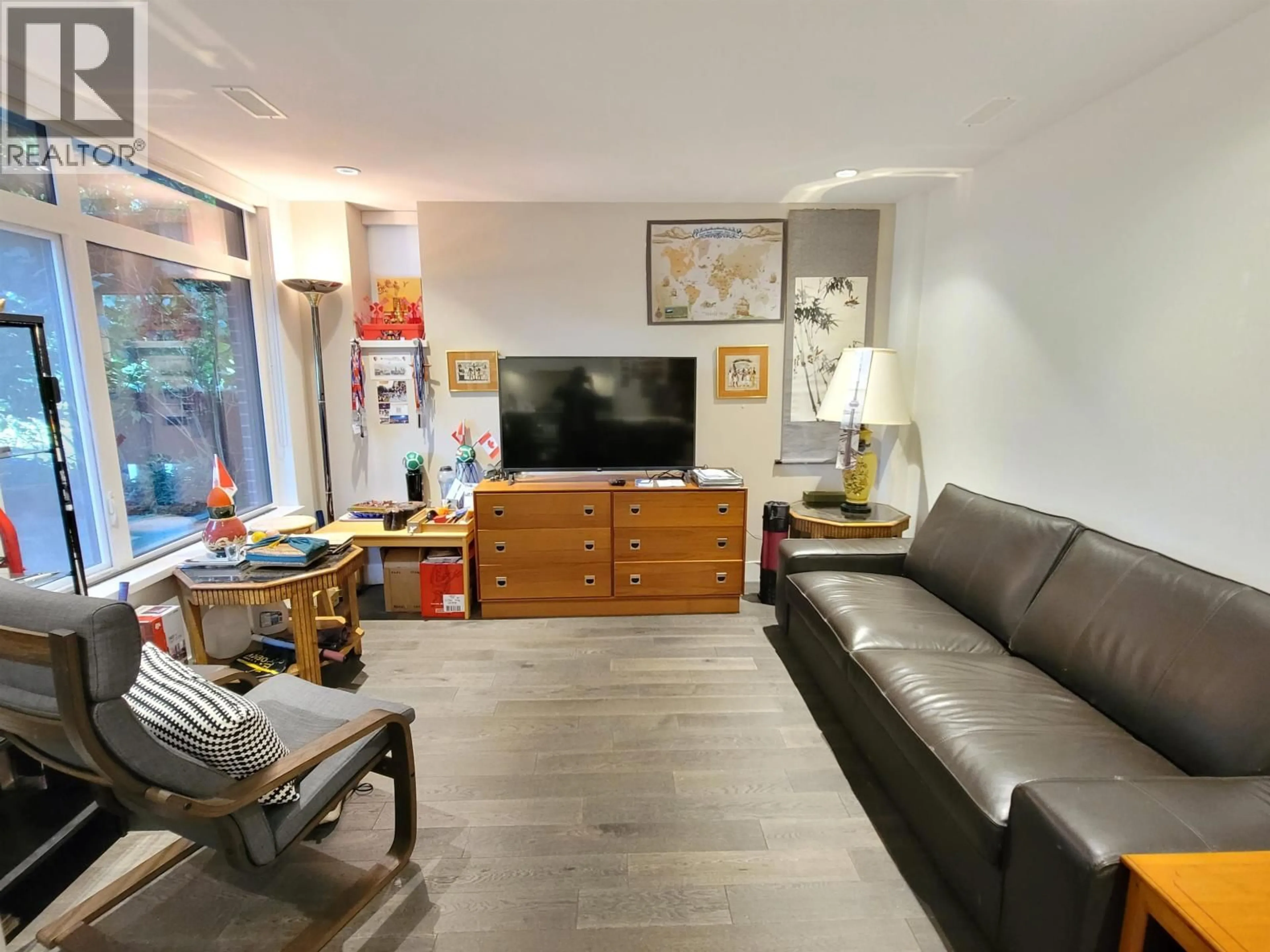 Living room with furniture, wood/laminate floor for 7585 YUKON STREET, Vancouver British Columbia V5X2Y4