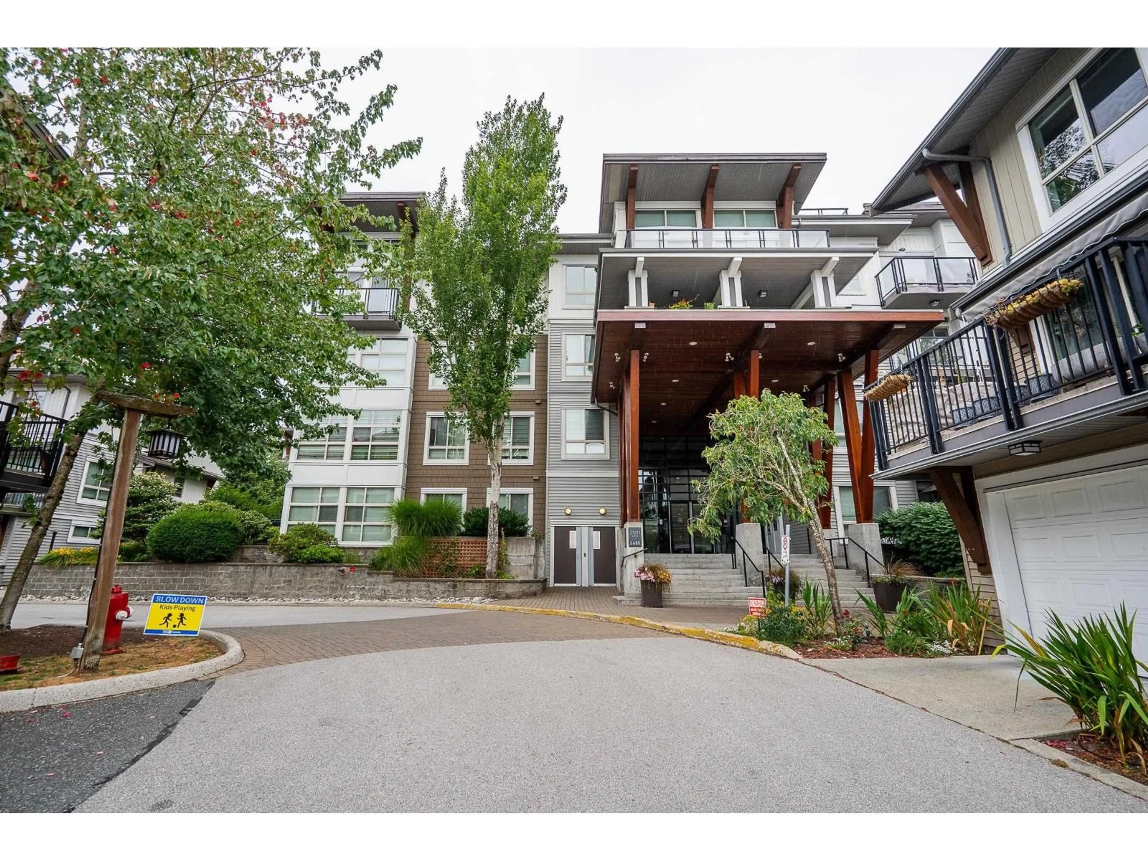 Indoor foyer for 321 - 6688 120 STREET, Surrey British Columbia V3W1T8