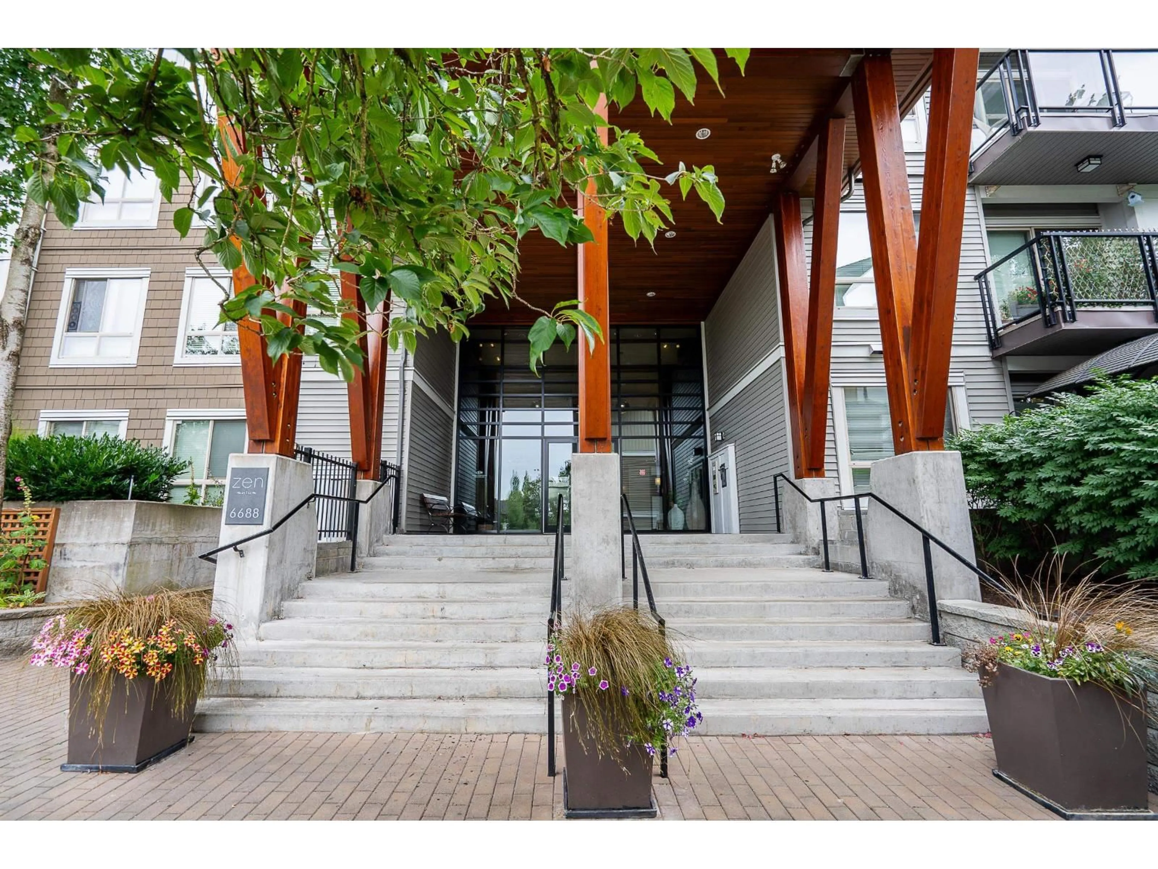 Indoor foyer for 321 - 6688 120 STREET, Surrey British Columbia V3W1T8