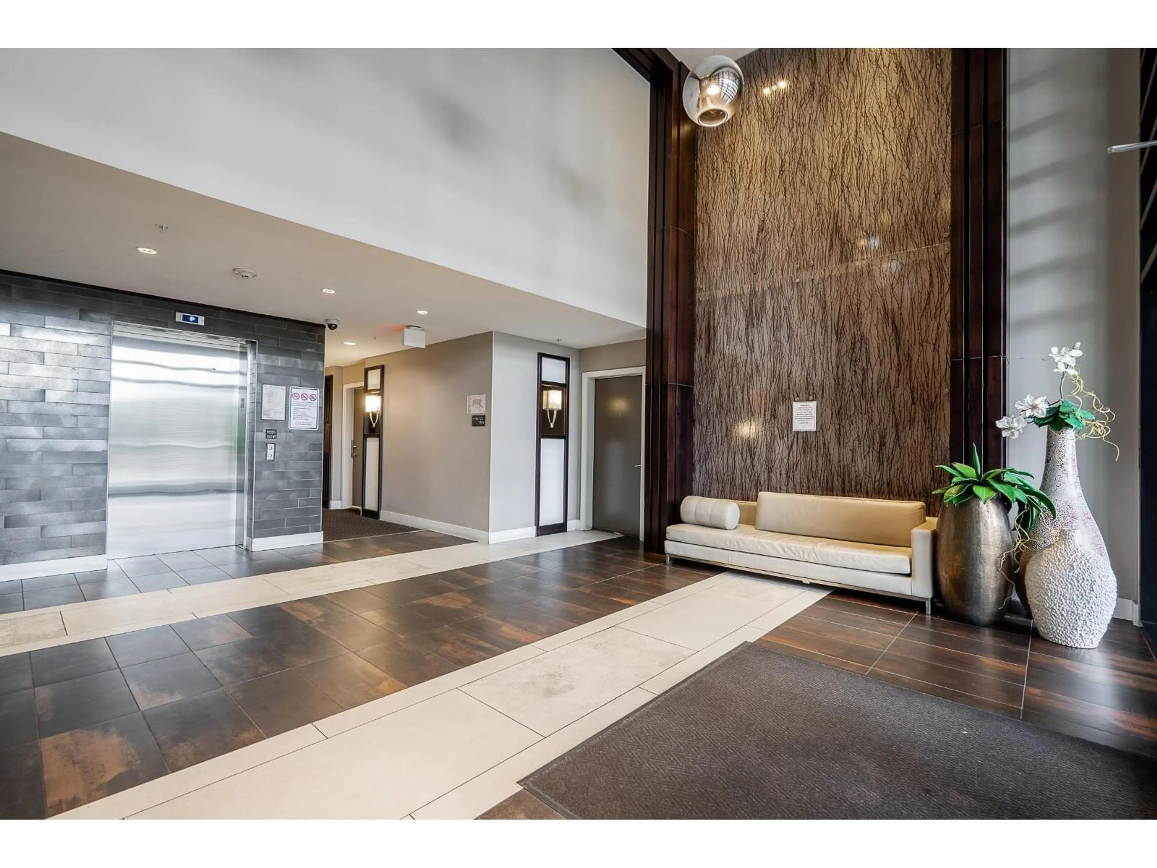 Indoor foyer for 321 - 6688 120 STREET, Surrey British Columbia V3W1T8