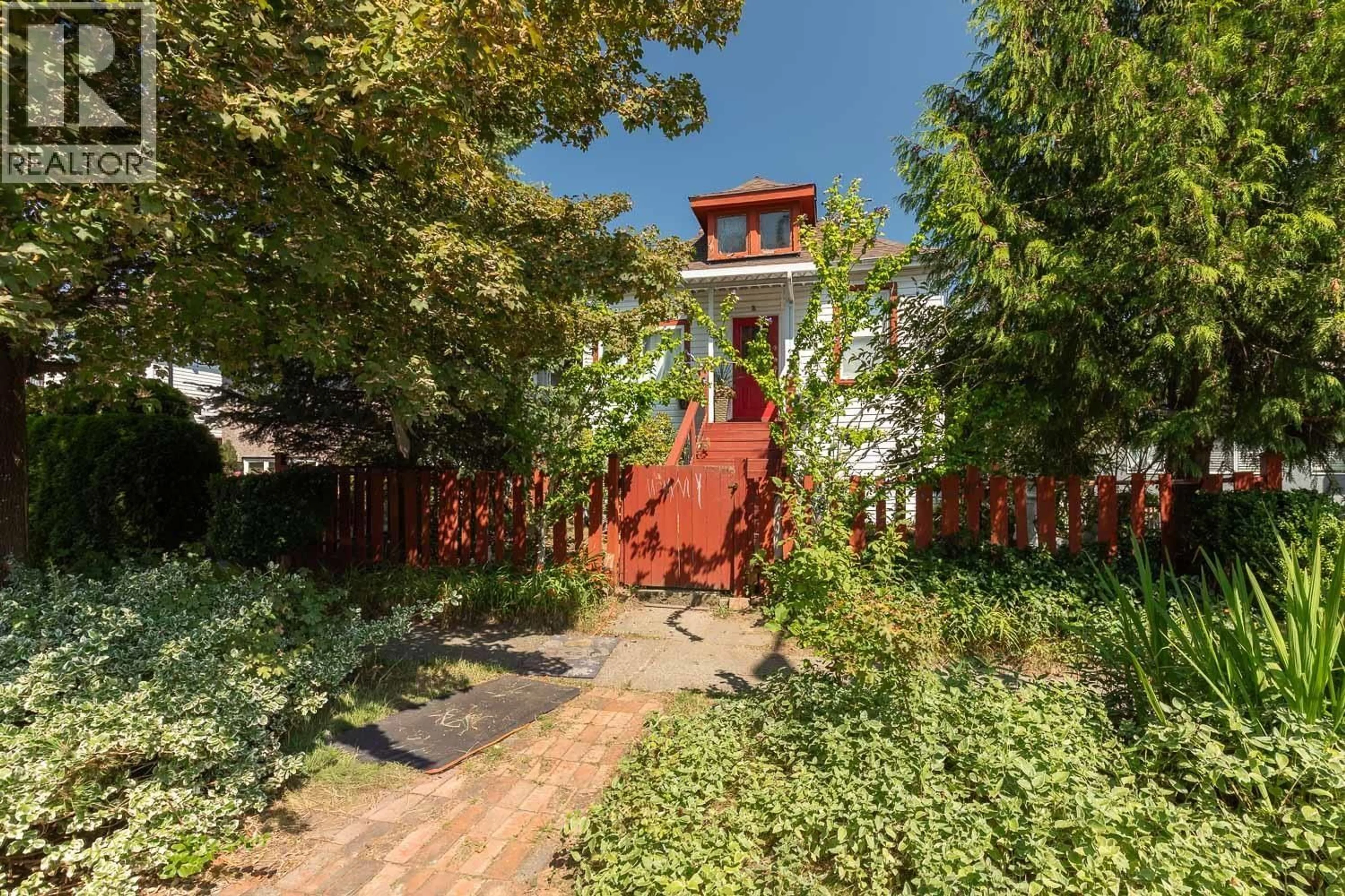 Patio, street for 309 WOODSTOCK AVENUE, Vancouver British Columbia V5W1N2