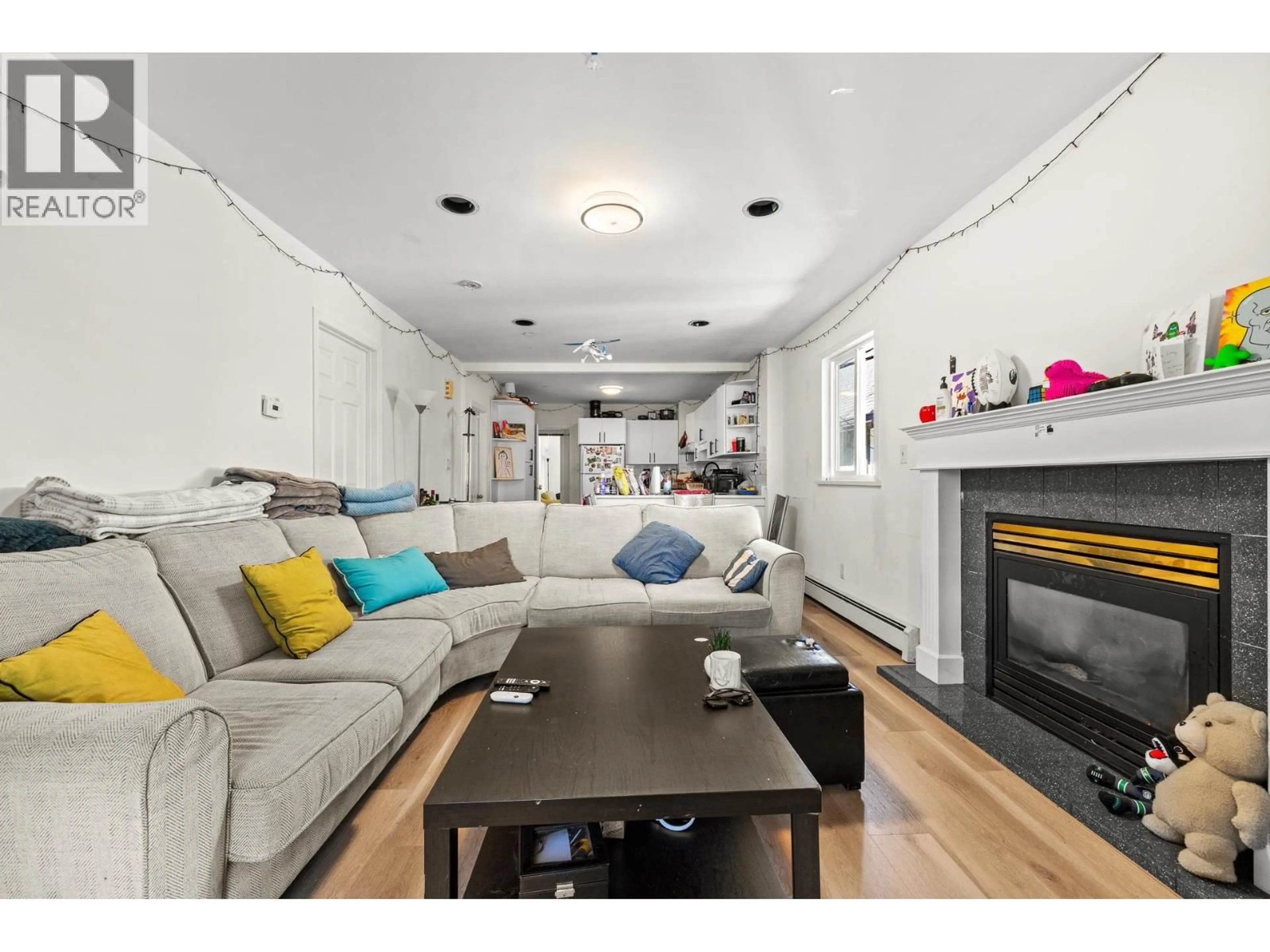Living room with furniture, wood/laminate floor for 3279 11TH AVENUE, Vancouver British Columbia V6K2M9