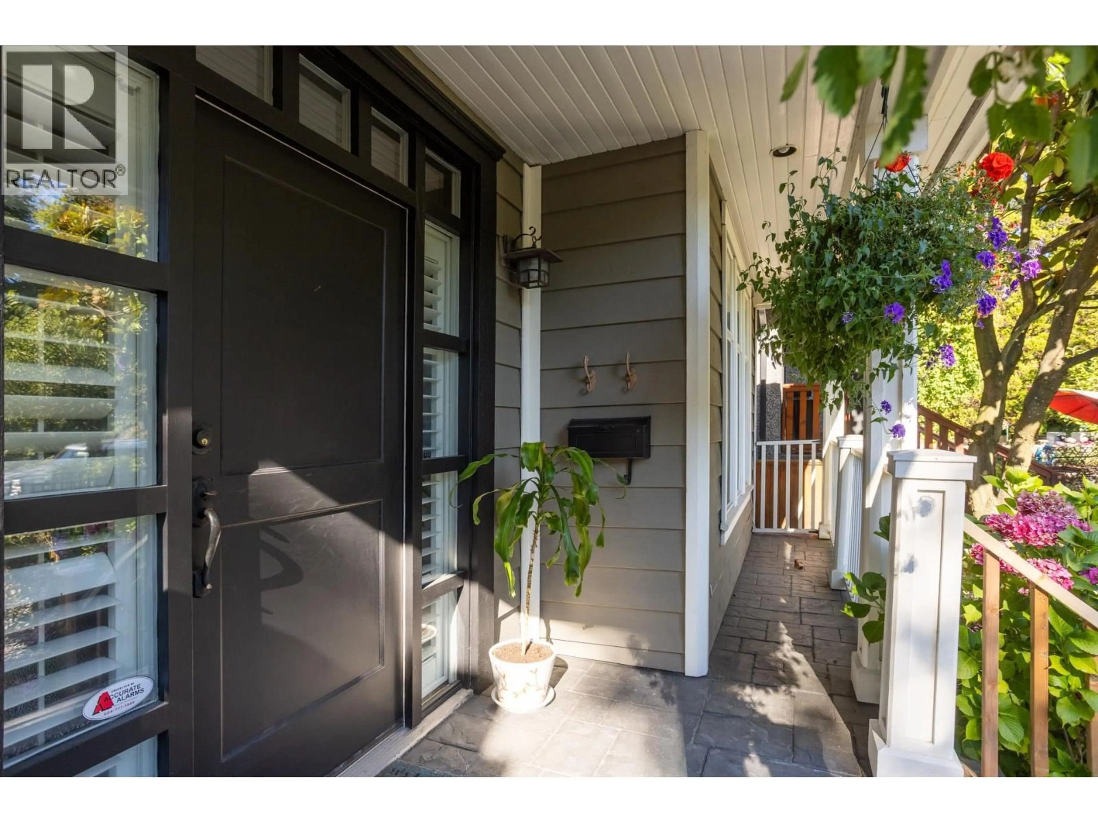 Indoor entryway for 2985 16TH AVENUE, Vancouver British Columbia V6K3C7