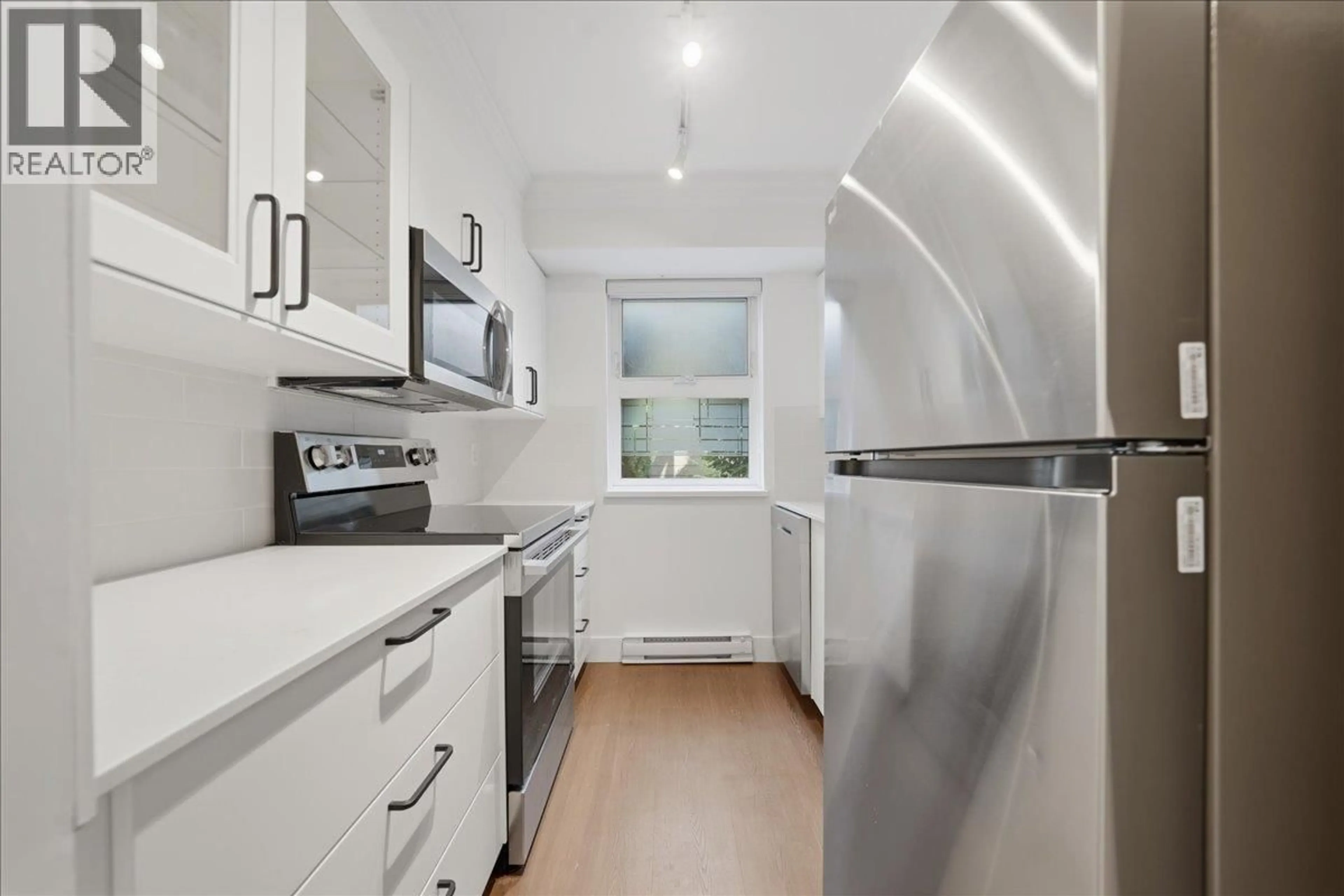 Standard kitchen, unknown for 729 7TH AVENUE, Vancouver British Columbia V5Z1B9