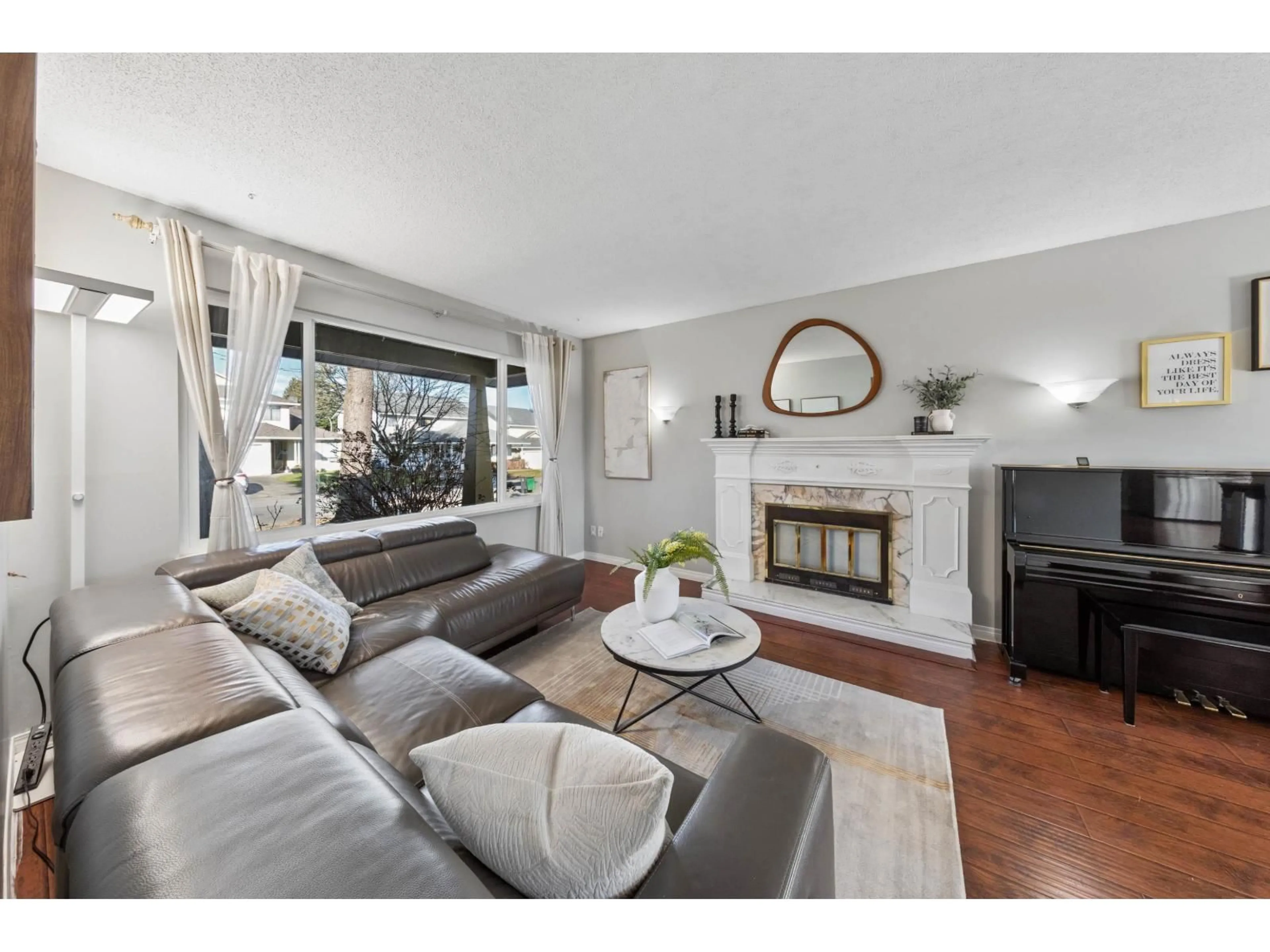 Living room with furniture, unknown for 15440 95A AVENUE, Surrey British Columbia V3R7S7