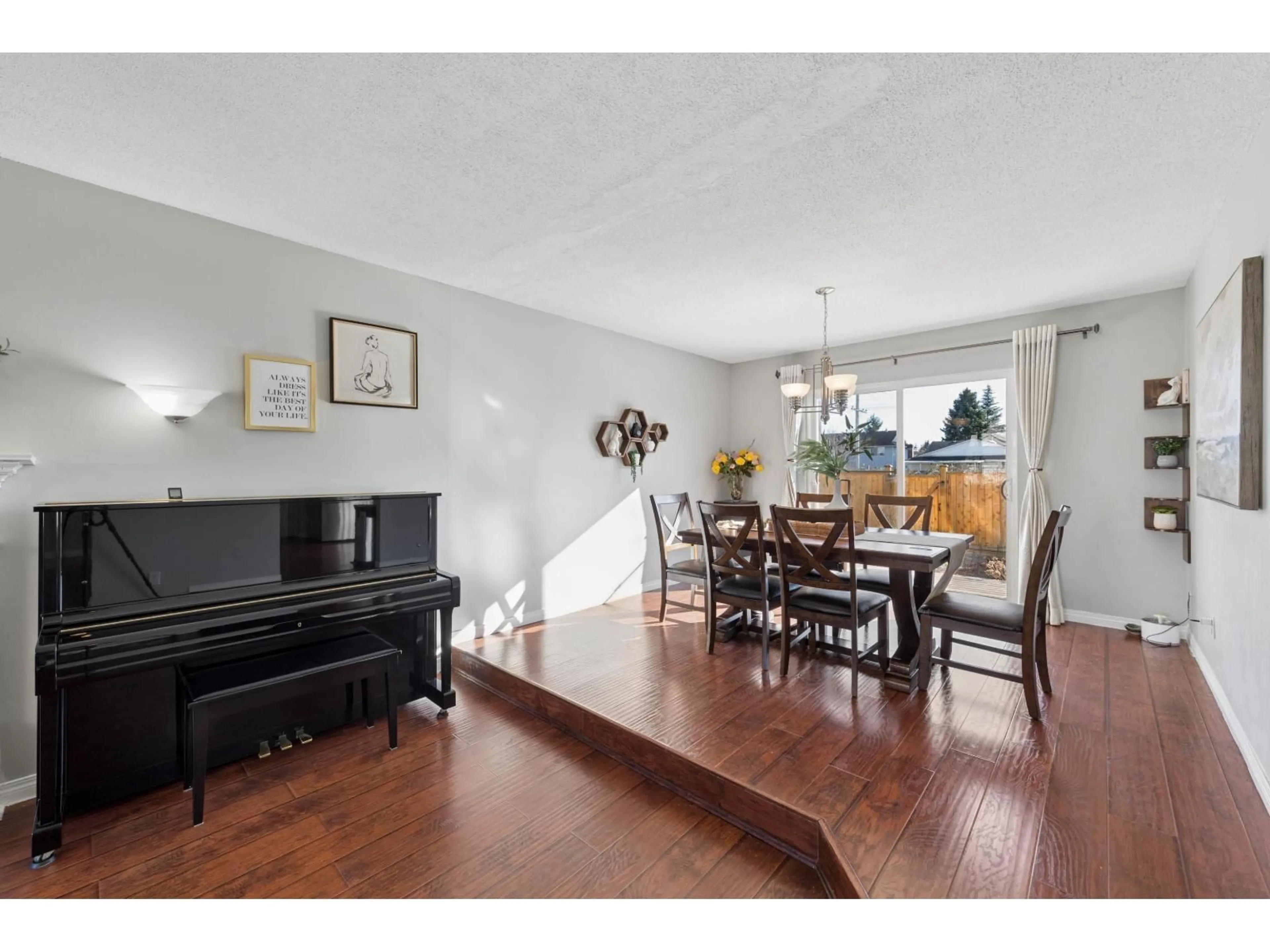Dining room, wood/laminate floor for 15440 95A AVENUE, Surrey British Columbia V3R7S7