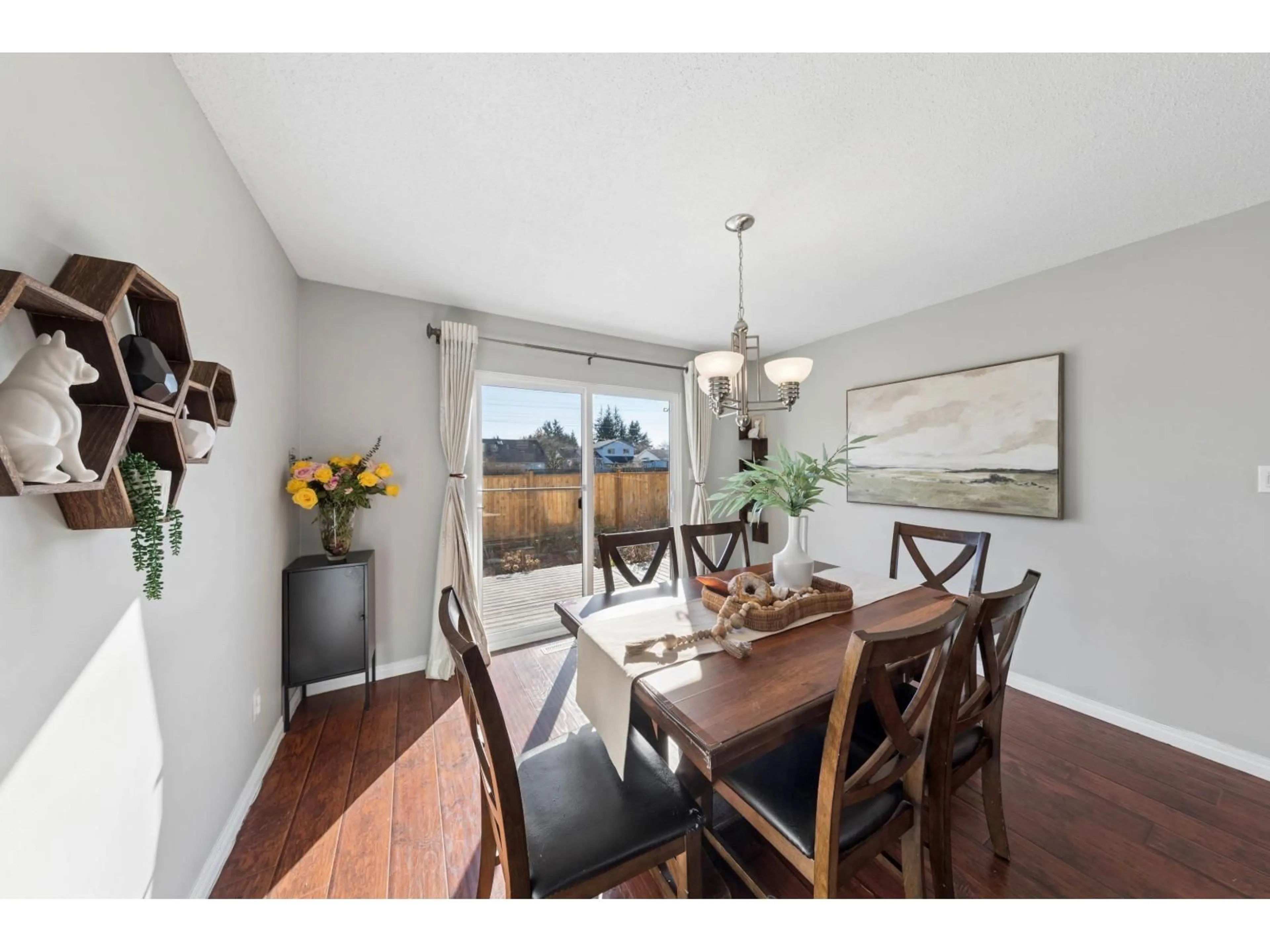 Dining room, wood/laminate floor for 15440 95A AVENUE, Surrey British Columbia V3R7S7