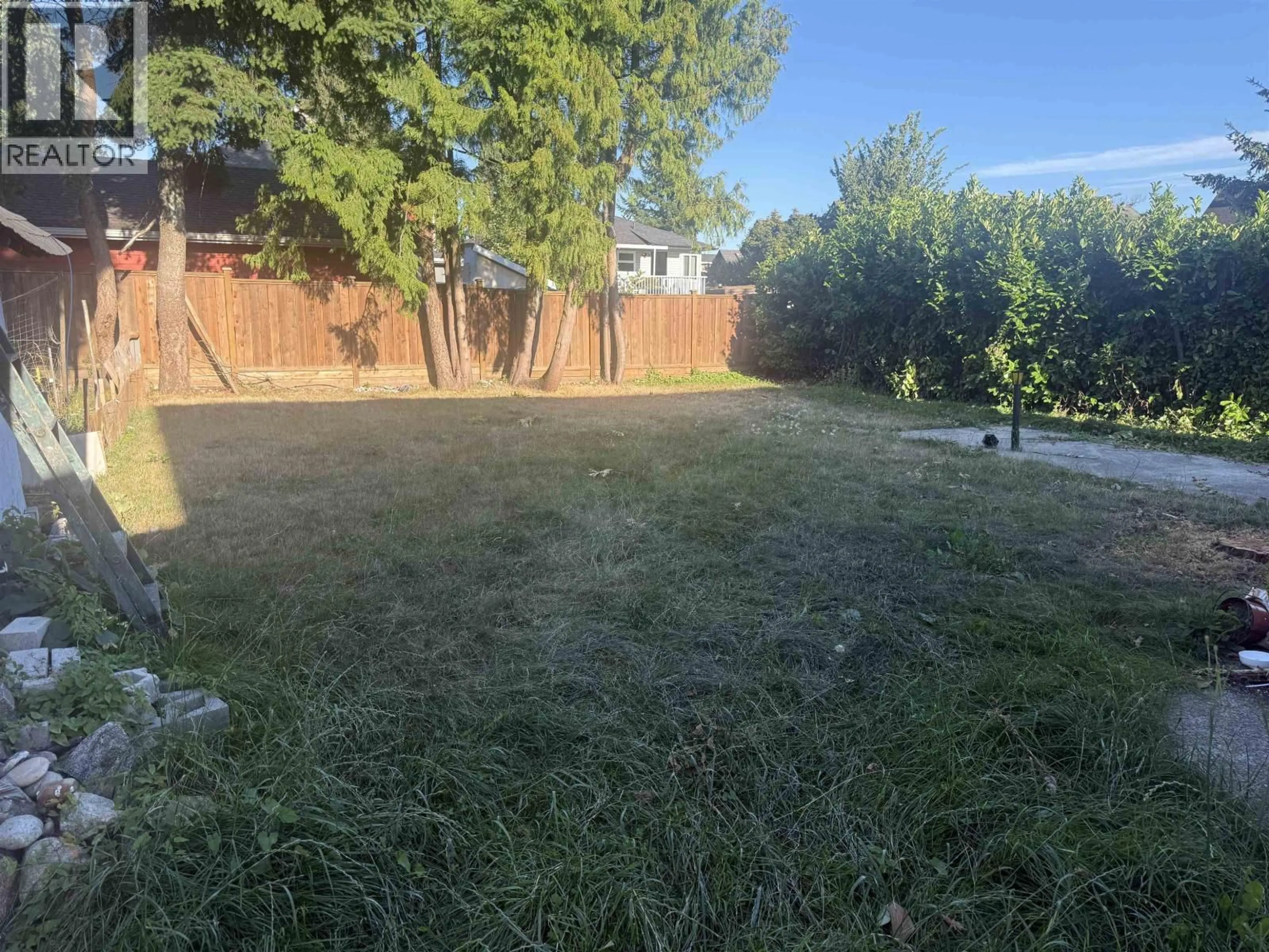 A pic from outside/outdoor area/front of a property/back of a property/a pic from drone, unknown for 220 DEVOY STREET, New Westminster British Columbia V3L4E7