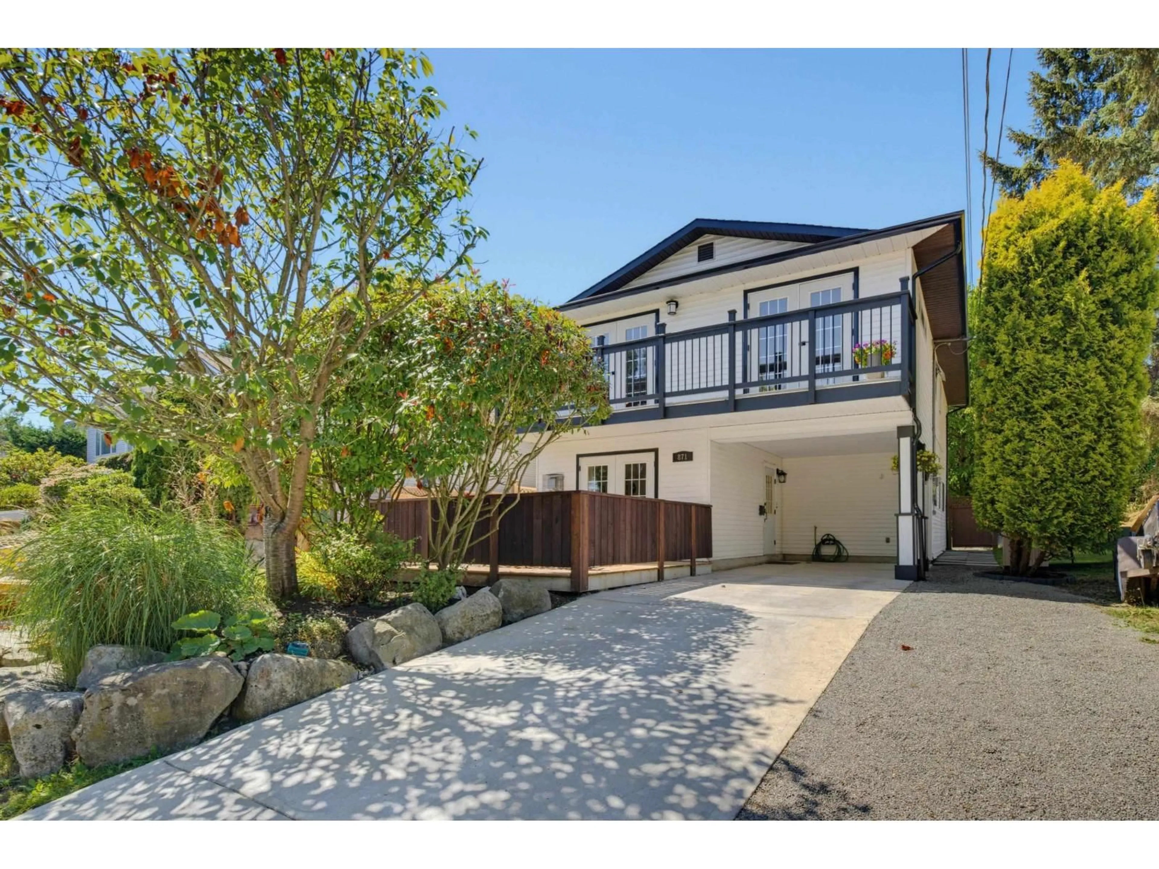 A pic from outside/outdoor area/front of a property/back of a property/a pic from drone, street for 871 KENT STREET, White Rock British Columbia V4B4S7