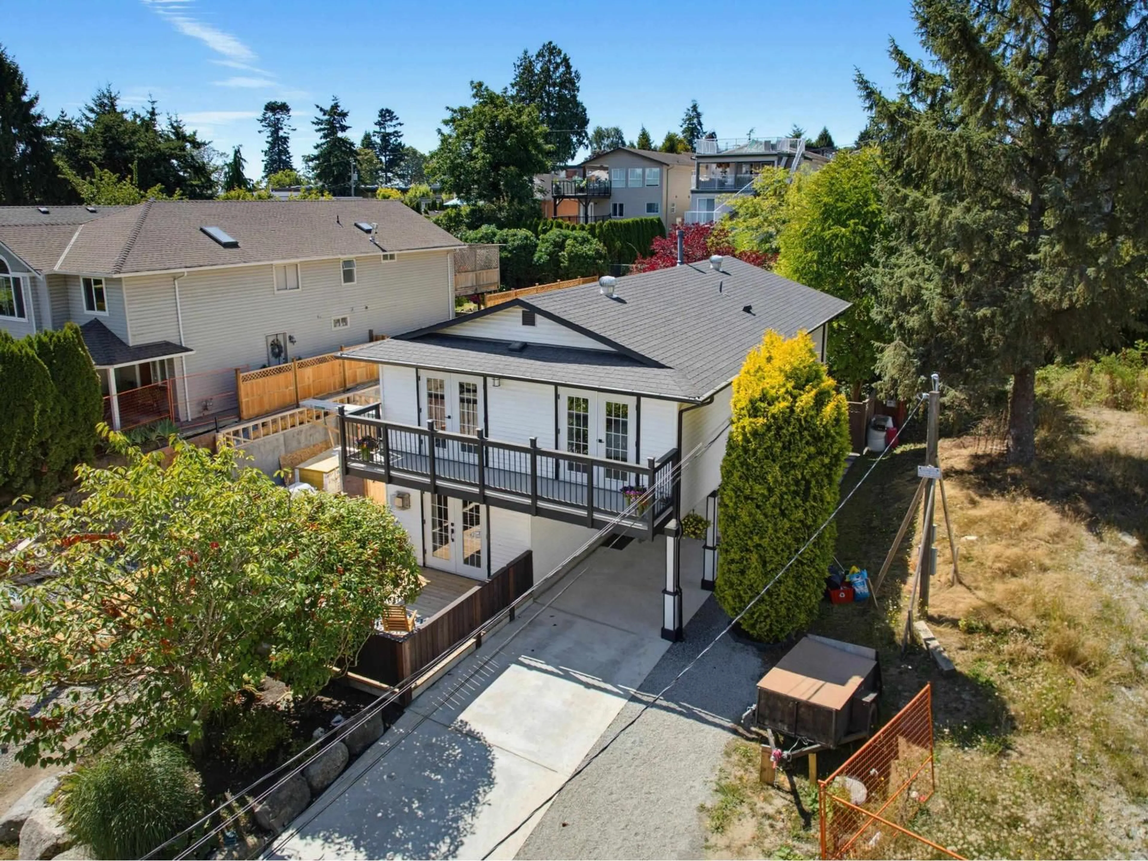 A pic from outside/outdoor area/front of a property/back of a property/a pic from drone, street for 871 KENT STREET, White Rock British Columbia V4B4S7