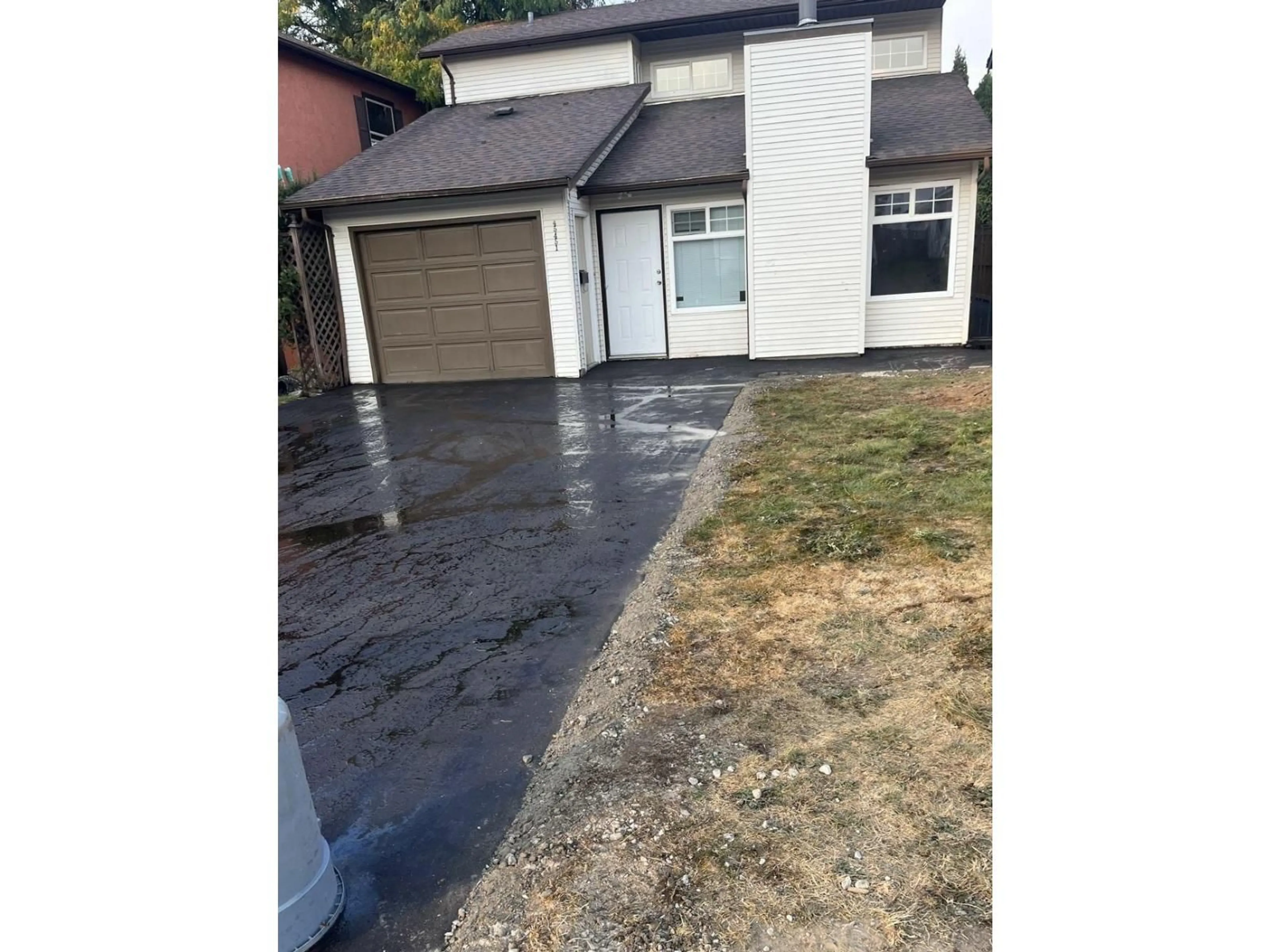 A pic from outside/outdoor area/front of a property/back of a property/a pic from drone, street for 45451 MEADOWBROOK DRIVE, Chilliwack British Columbia V2P7K3