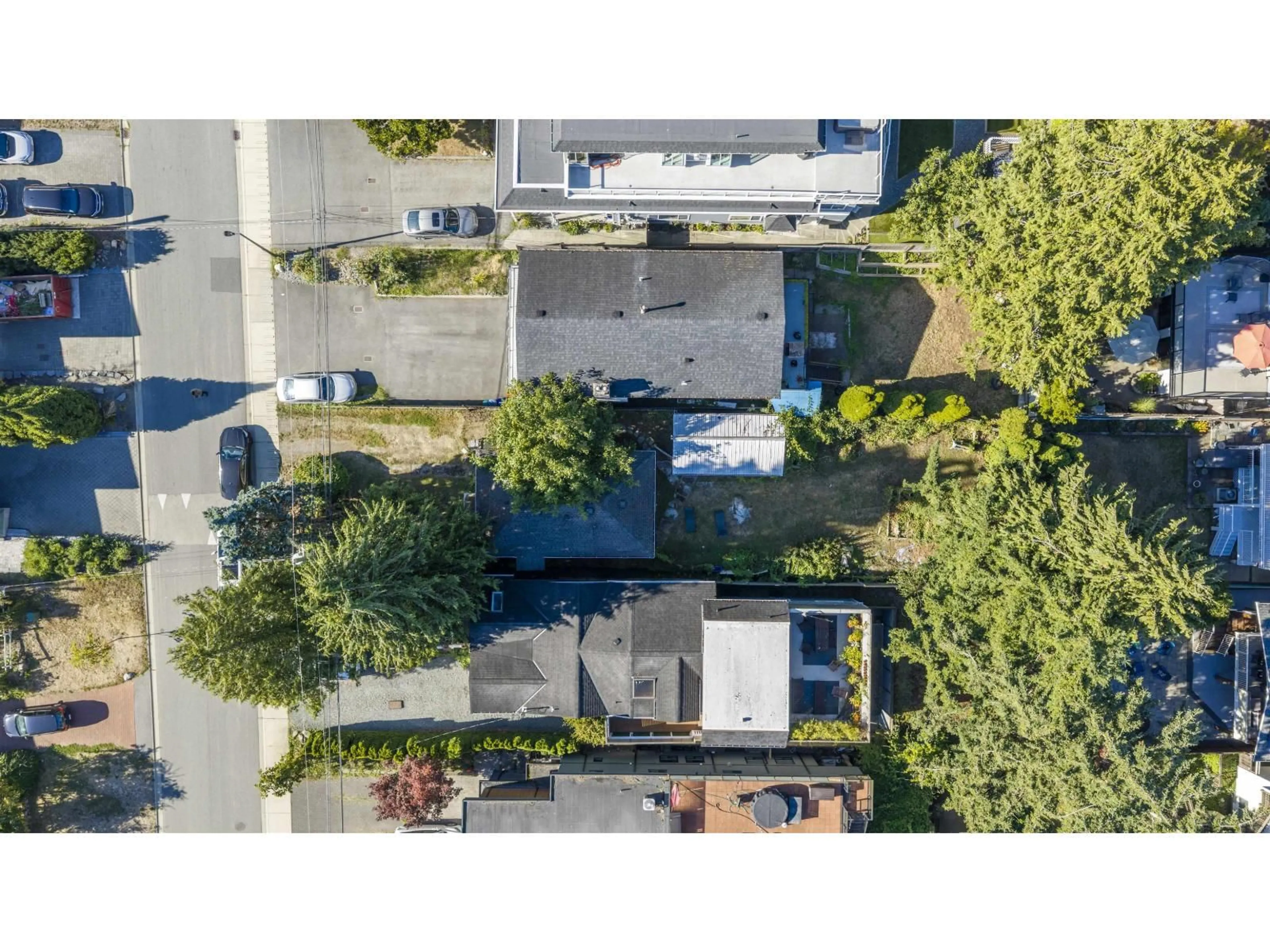 A pic from outside/outdoor area/front of a property/back of a property/a pic from drone, street for 942 LEE STREET, White Rock British Columbia V4B4N8