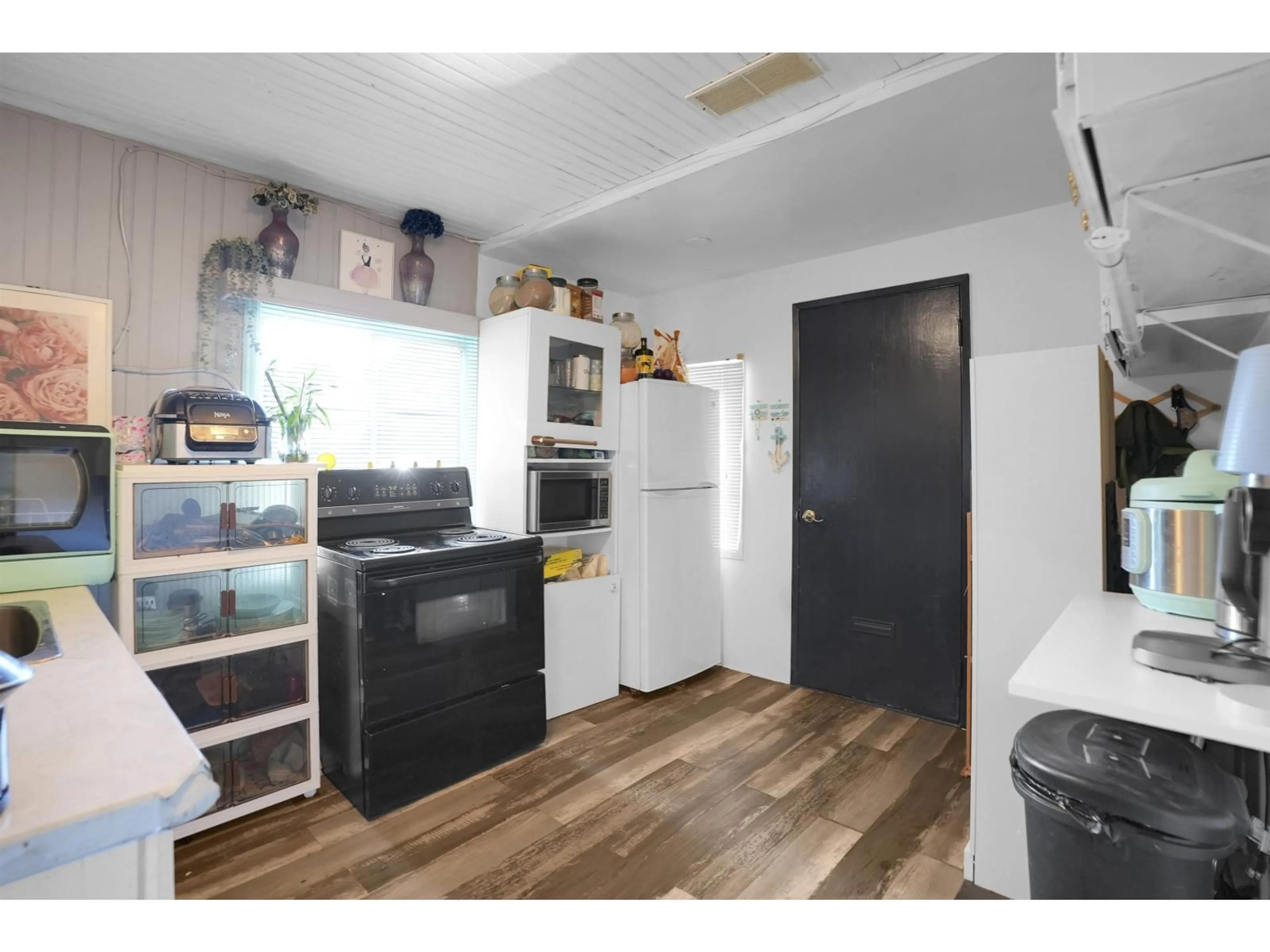 Standard kitchen, unknown for 942 LEE STREET, White Rock British Columbia V4B4N8