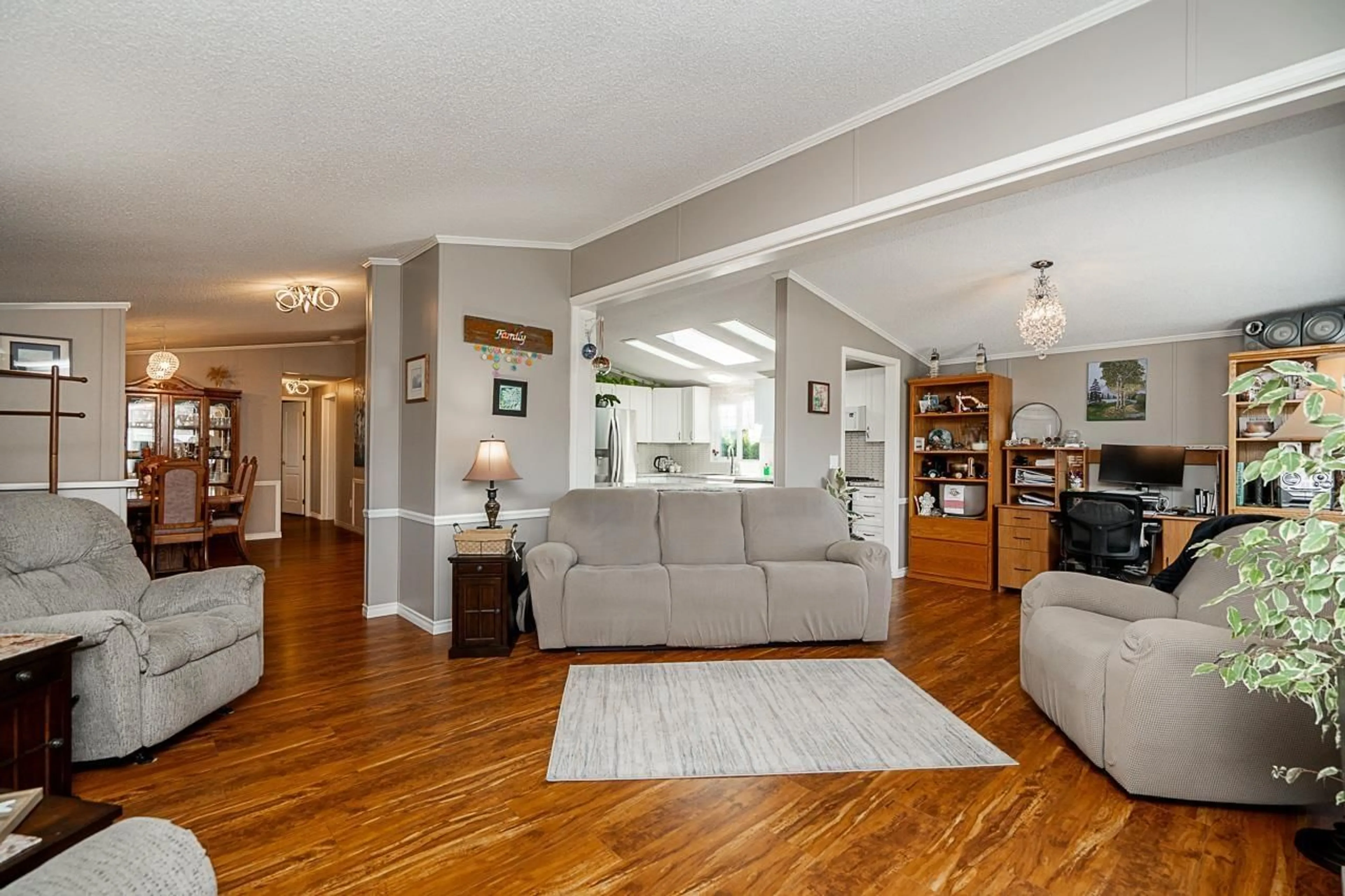 Living room with furniture, wood/laminate floor for 59 - 45918 KNIGHT ROAD, Chilliwack British Columbia V2R3X4