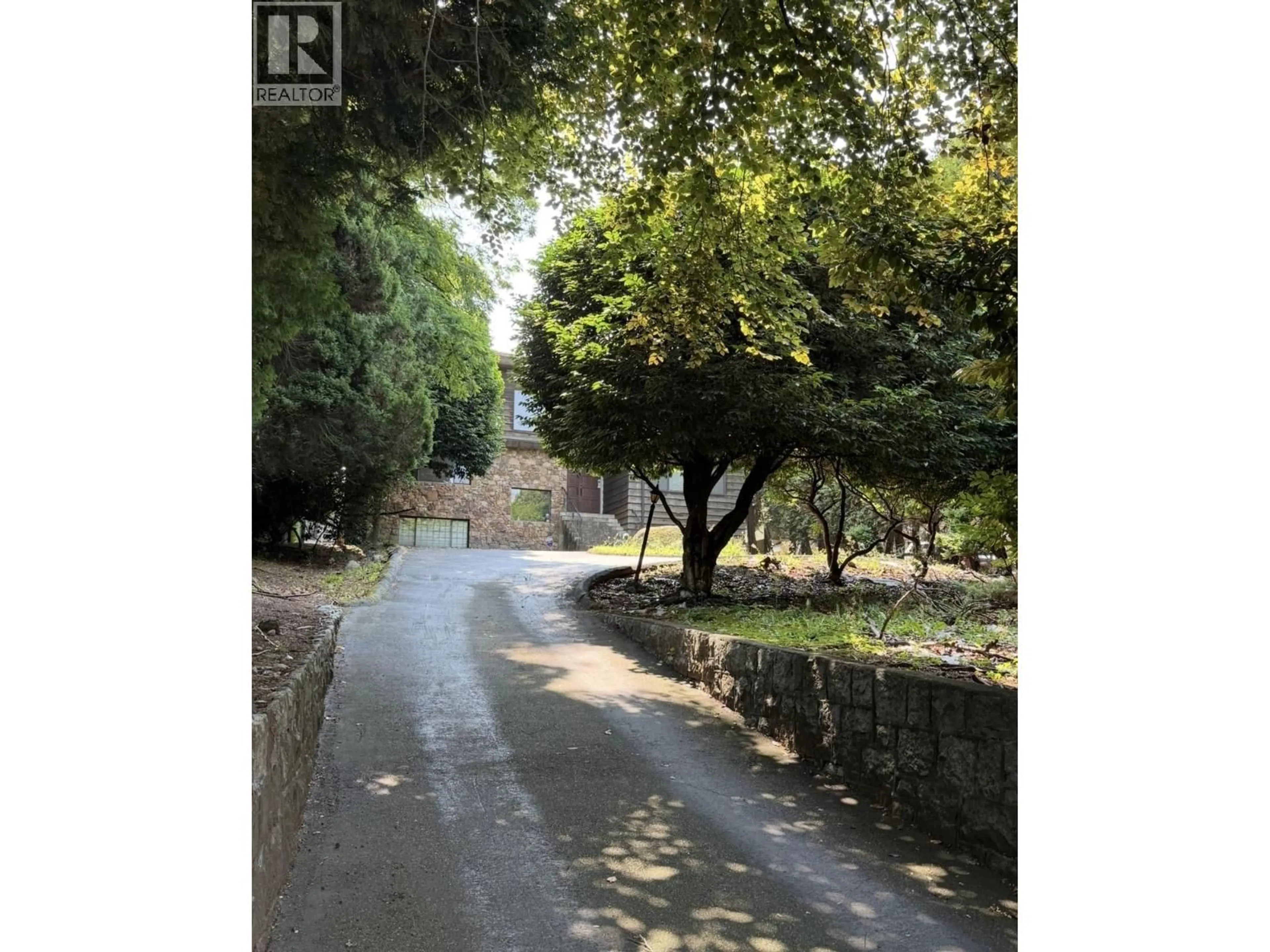 A pic from outside/outdoor area/front of a property/back of a property/a pic from drone, street for 1270 WOLFE AVENUE, Vancouver British Columbia V6H1W1