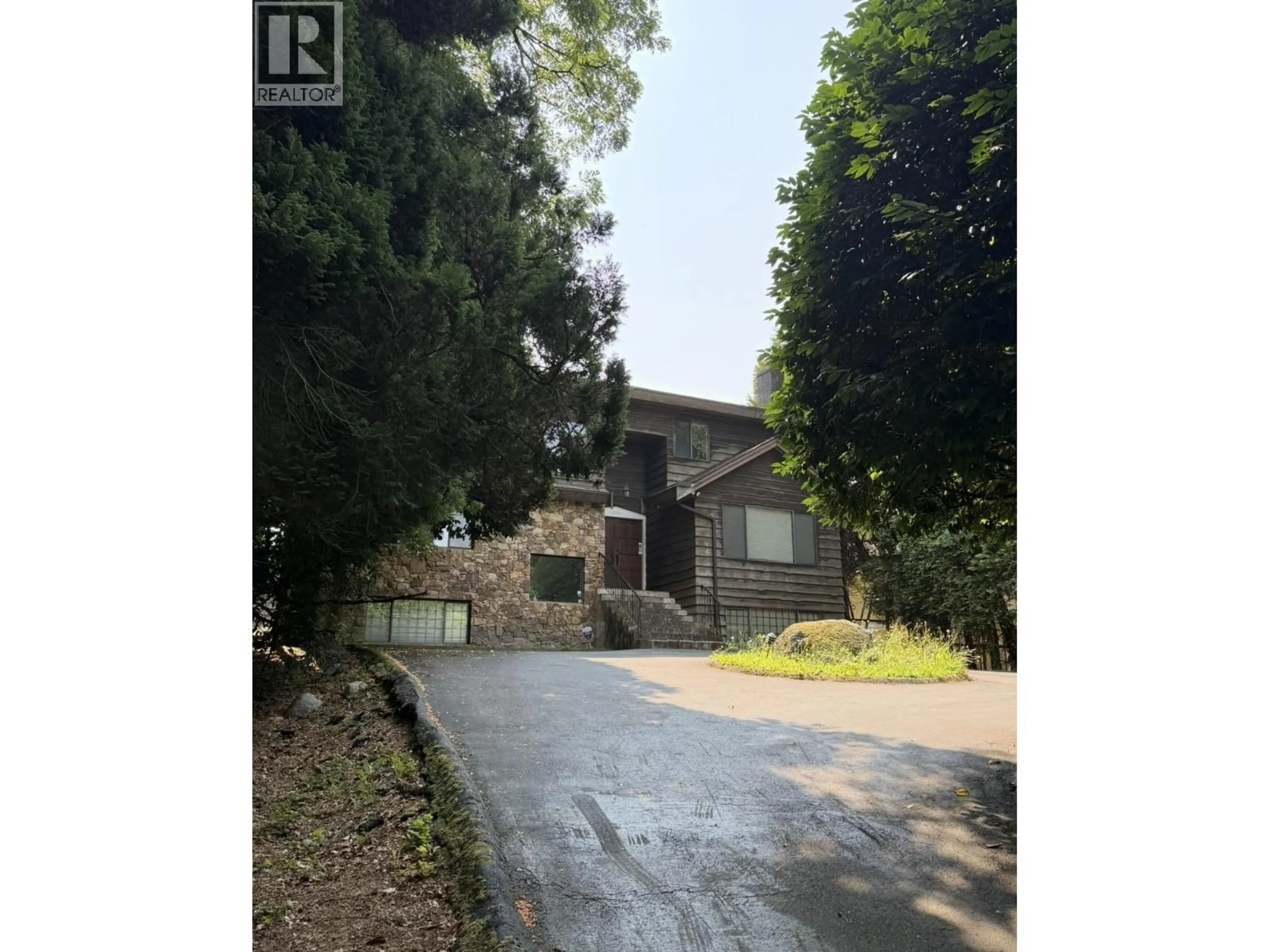 A pic from outside/outdoor area/front of a property/back of a property/a pic from drone, street for 1270 WOLFE AVENUE, Vancouver British Columbia V6H1W1