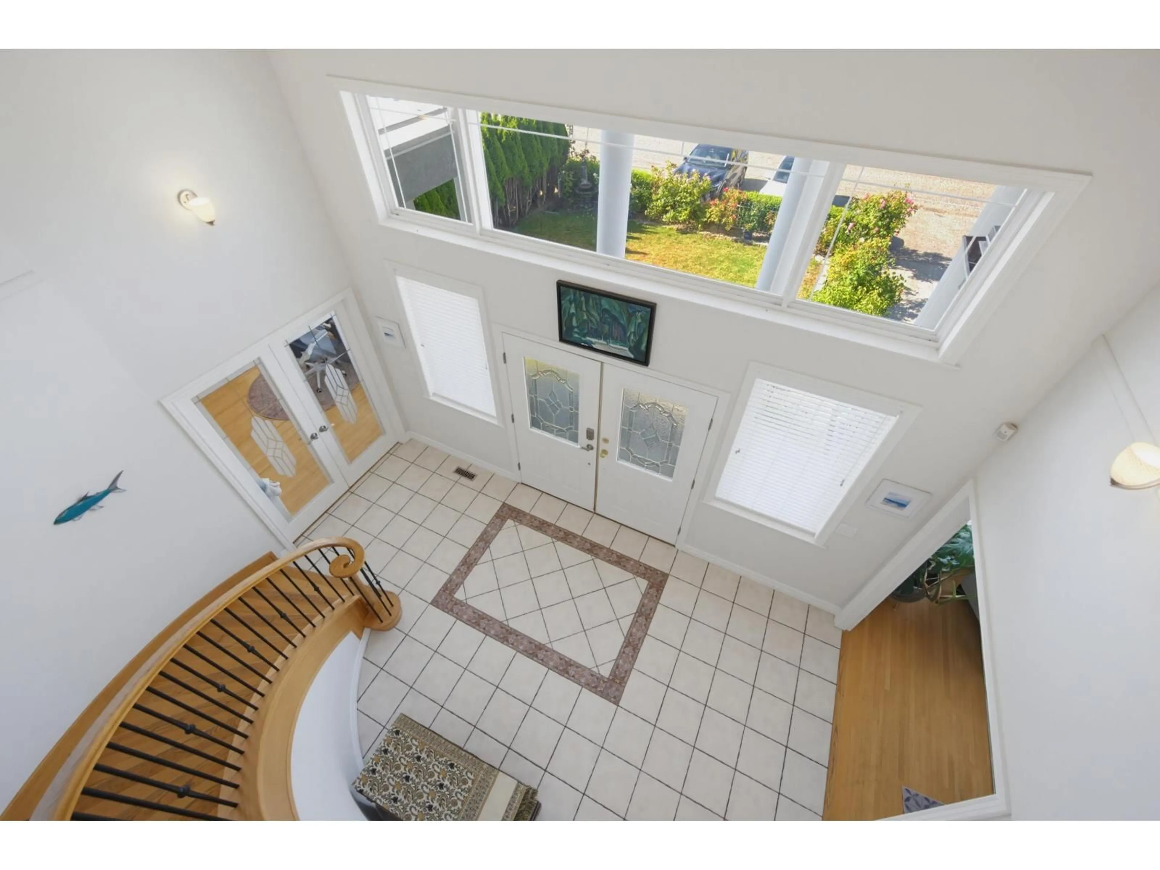 Indoor foyer for 15441 ROYAL AVENUE, White Rock British Columbia V4B1N2